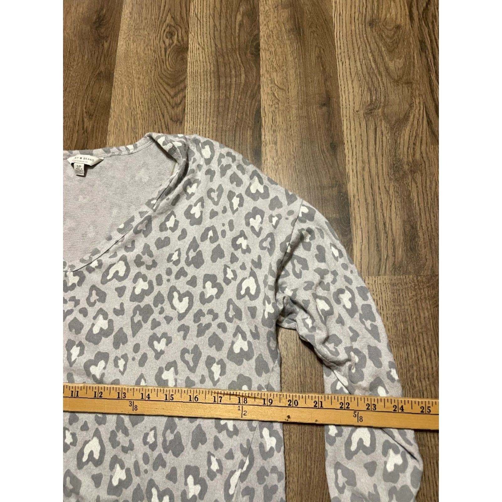 Lucky Brand Lucky Brand Shirt Women's Small Gray Hearts V-Neck Long Sleeve Shirt Womens Small Gray Hearts V-Neck Long Sleeve Size S / US 4 / IT 40 - 5 Thumbnail