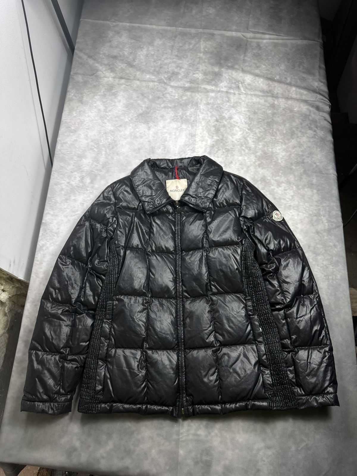 Moncler Vintage Moncler Puffer Jacket down big logo patch luxury Size L / US 10 / IT 46 - 1 Thumbnail