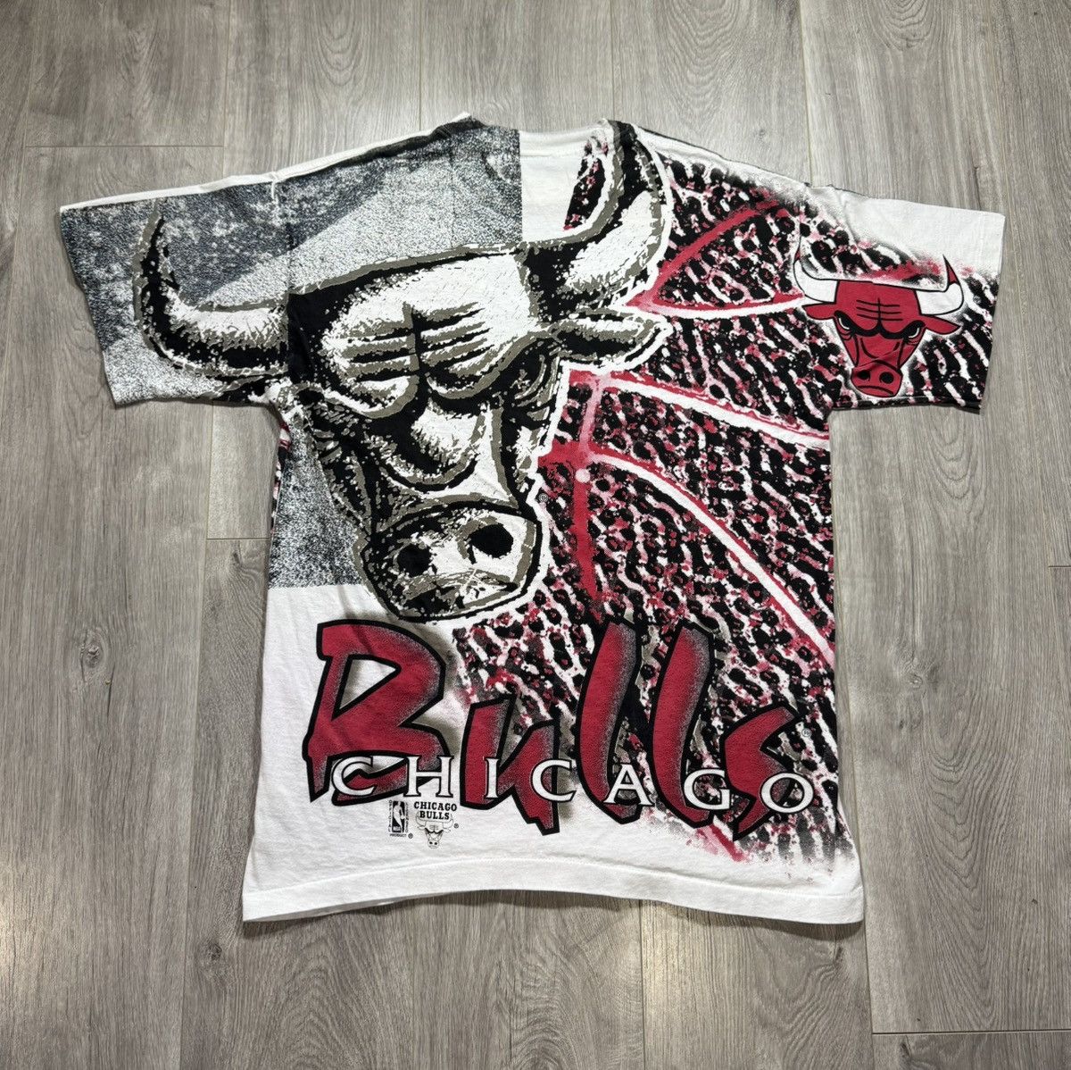 NBA Vintage 90s Chicago Bulls NBA Bulls All Over Print Tee Size US L / EU 52-54 / 3 - 2 Thumbnail