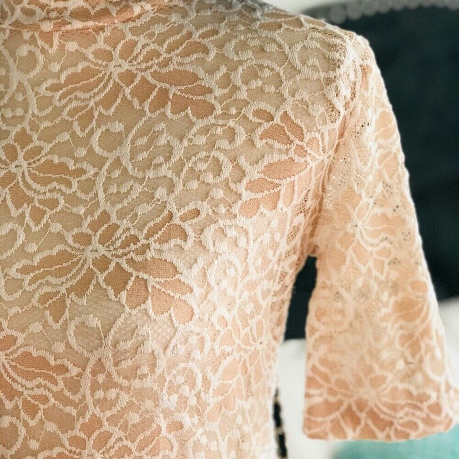 Forever 21 Mock Neck Bell Short Sleeve Blouse Sheer Floral Lace Design Size M / US 6-8 / IT 42-44 - 5 Thumbnail