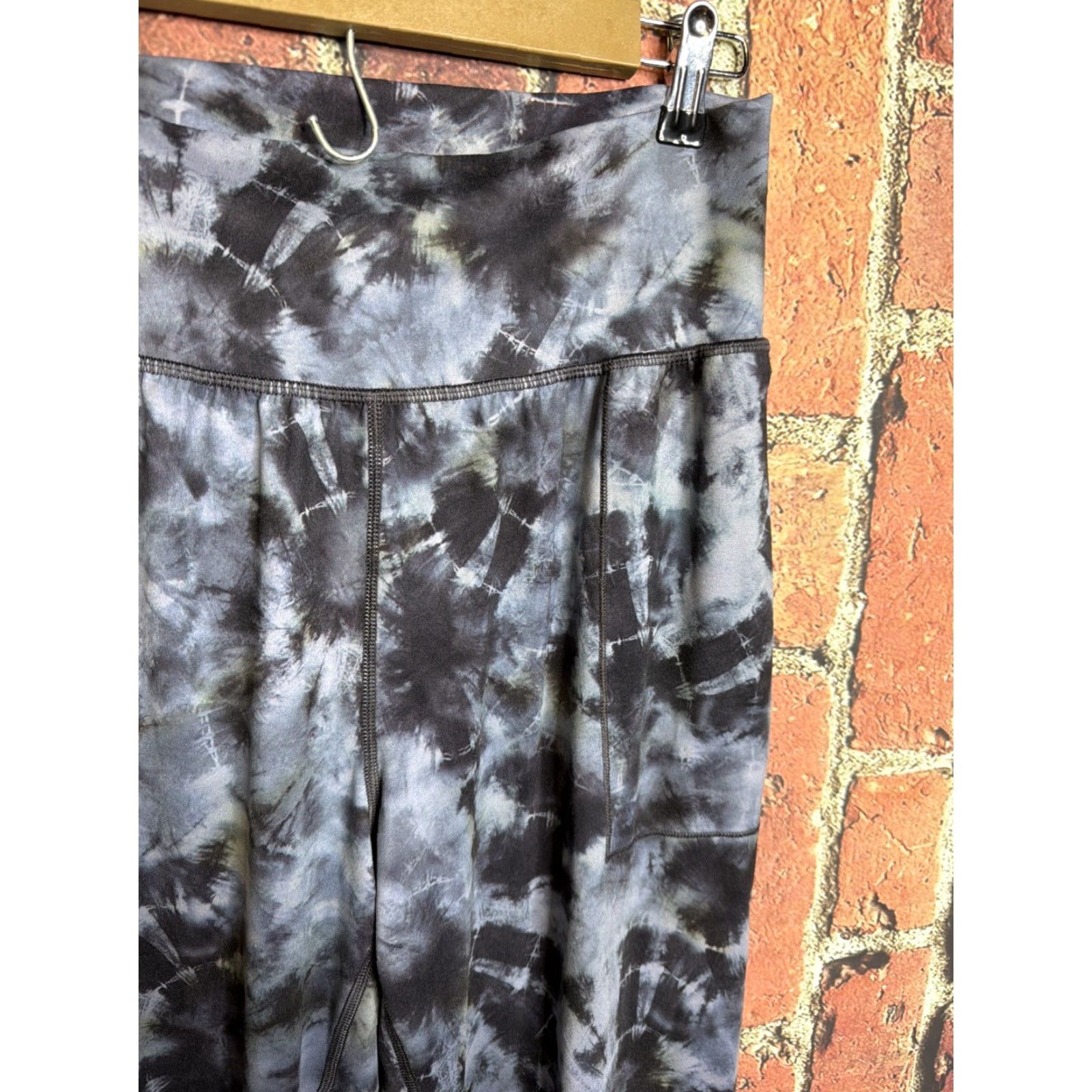 Athleta Athleta Women's Violet Salutation Printed Crop Fitness Jogger Medium Tall MT Size 32" / US 10 / IT 46 - 2 Thumbnail