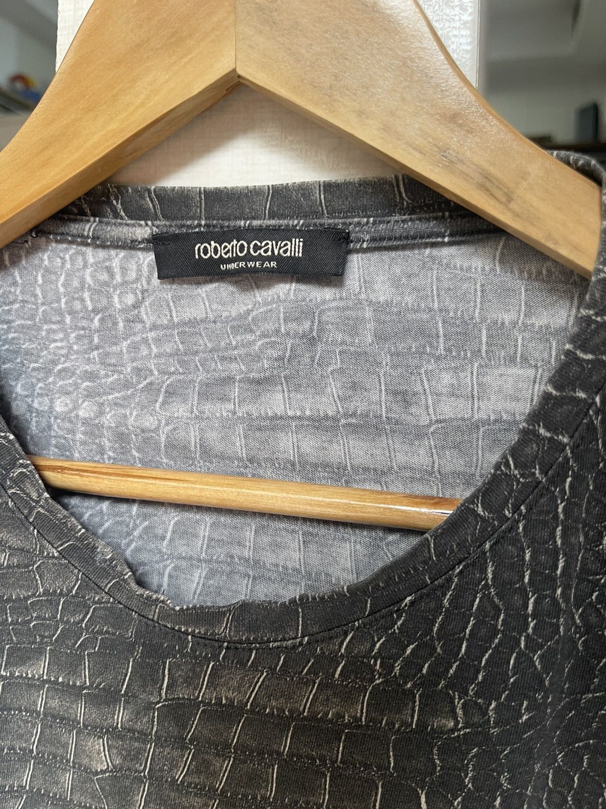 Roberto Cavalli Roberto Cavalli Croc Print T shirt Distressed Size US L / EU 52-54 / 3 - 3 Thumbnail