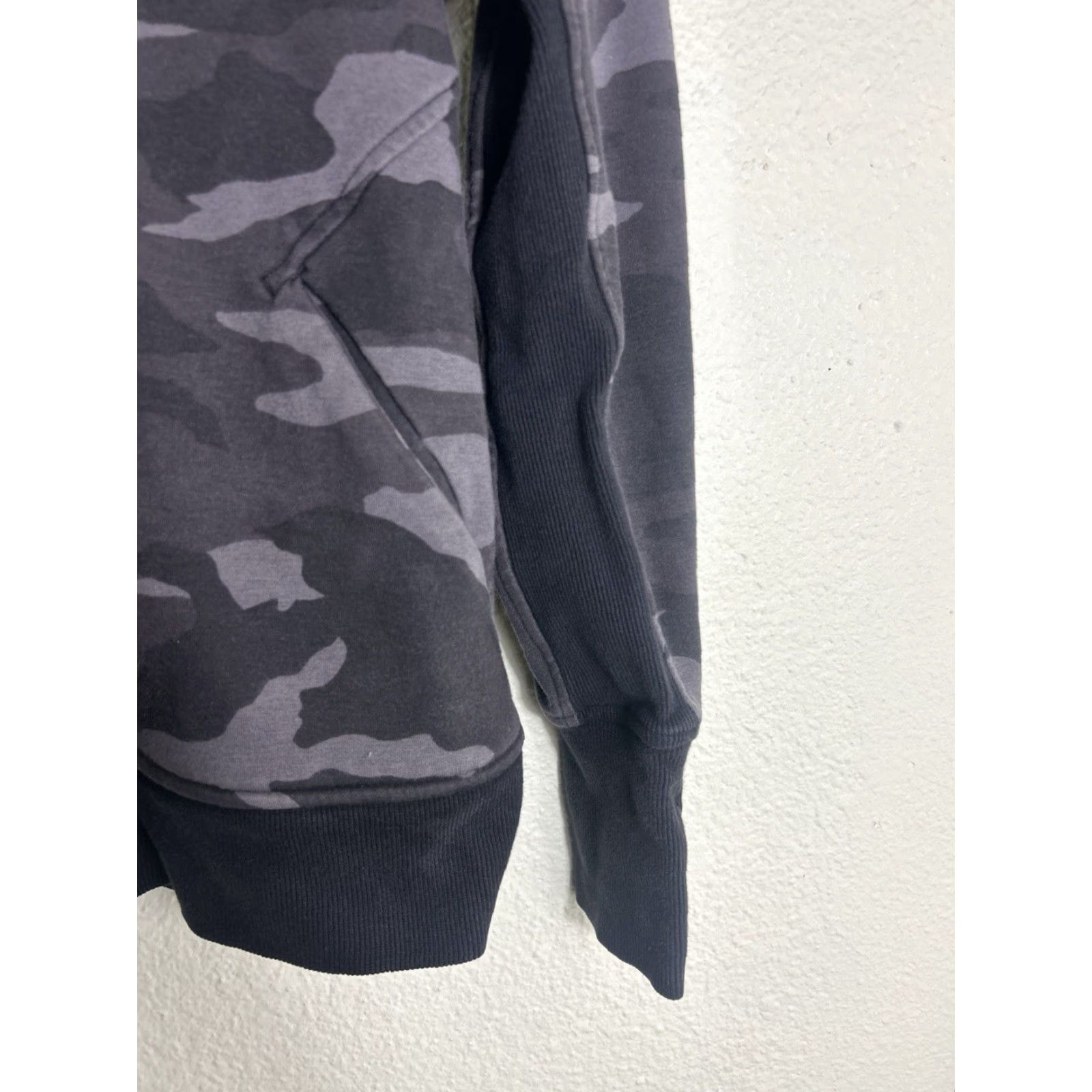 Athleta VINTAGE Athleta Triumph Printed Camo Full Zip Hoodie Sweatshirt Small Black Gray 511504 Size S / US 4 / IT 40 - 6 Thumbnail