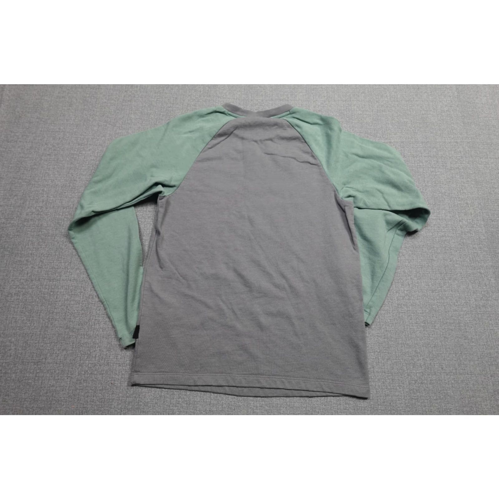 Patagonia Patagonia Sweatshirt Mens Small Gray Organic Cotton Fleece Pullover Graphic Print Logo Crewneck Scenario: Outdoor Hiking Activewear Regular Fit Mens Size US S / EU 44-46 / 1 - 5 Thumbnail