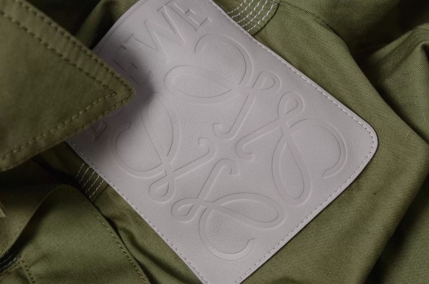Loewe Loewe Green Embossed Logo Leather Tag Cotton Notch Collar Size XS / US 0-2 / IT 36-38 - 8 Thumbnail