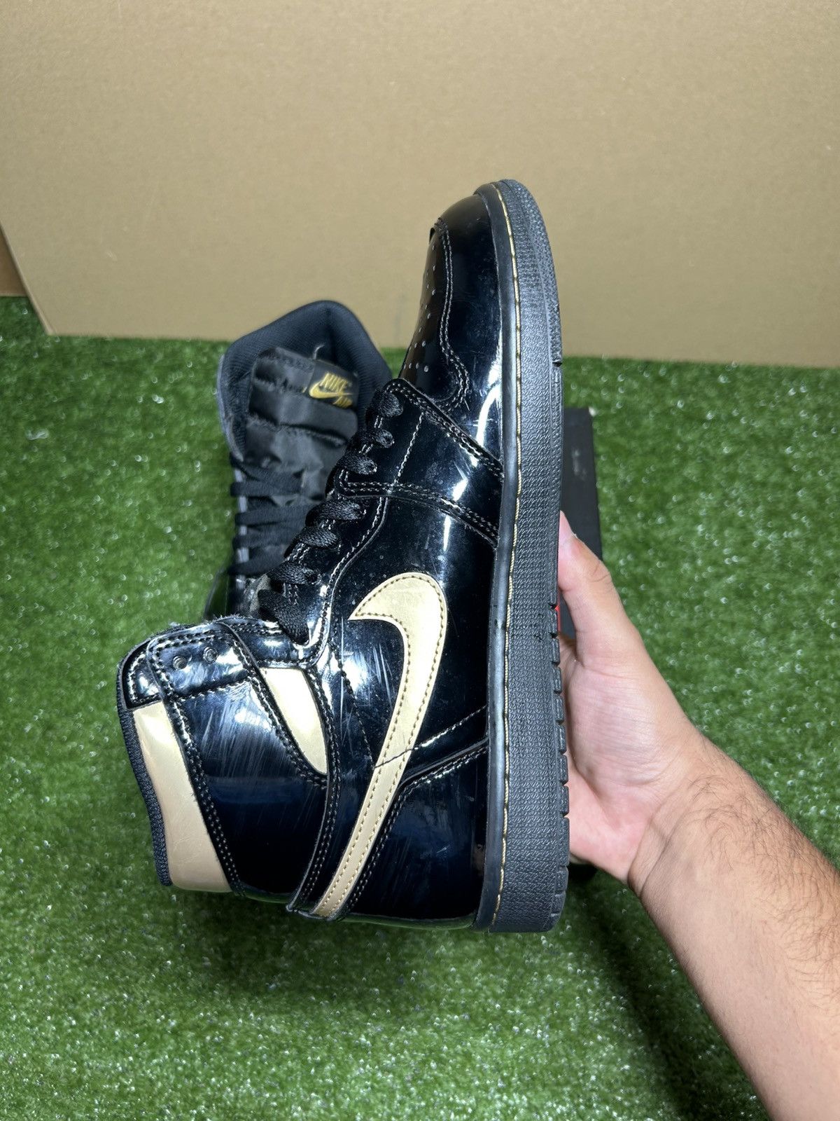 Jordan Brand Jordan 1 Metallic Gold 2020 Size US 9 / EU 42 - 4 Thumbnail