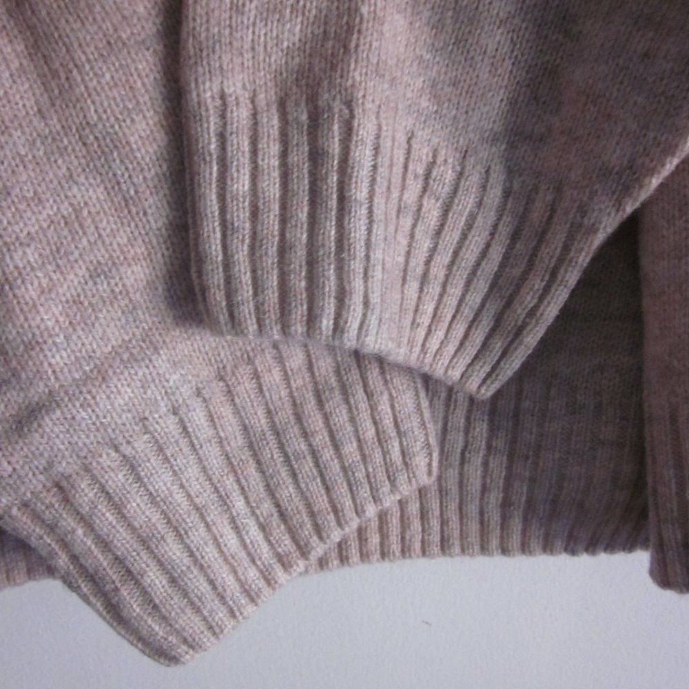 Aran Crafts Wool V-Neck Sweater Mens Size L Lambswool Size US L / EU 52-54 / 3 - 5 Thumbnail