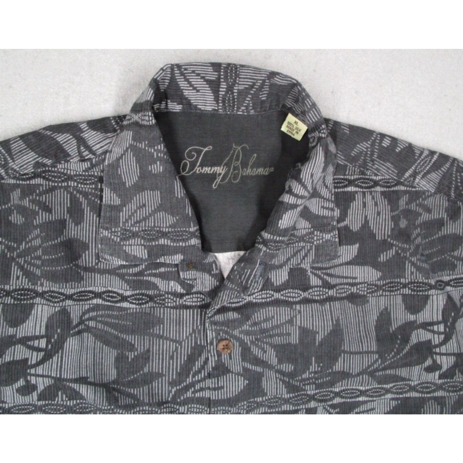 Tommy Bahama VINTAGE Tommy Bahama Shirt Mens XL Gray Silk Short Sleeve Button-Up Hawaiian Casual Size US XL / EU 56 / 4 - 3 Thumbnail