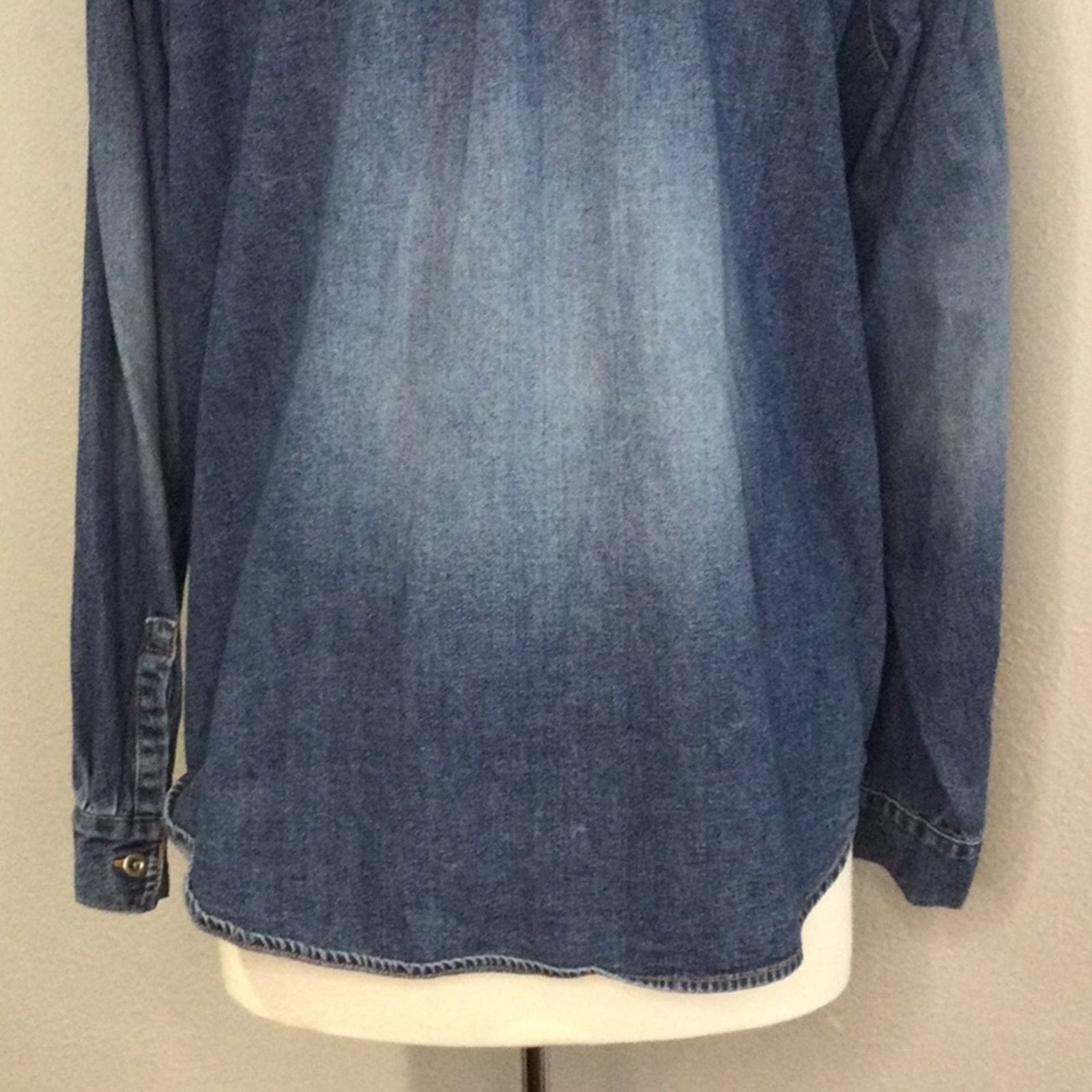 Chicos Chico’s Denim Pocket Full Button Front Shirt Size 2/L/12 Size L / US 10 / IT 46 - 9 Thumbnail