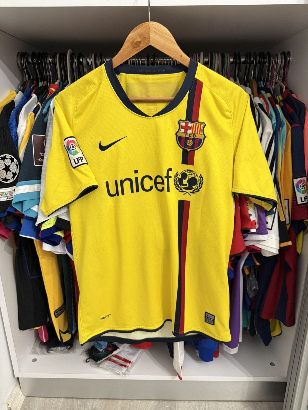 Nike FC Barcelona 2008/2009 away kit with Messi nameset Size US S / EU 44-46 / 1 - 2 Thumbnail