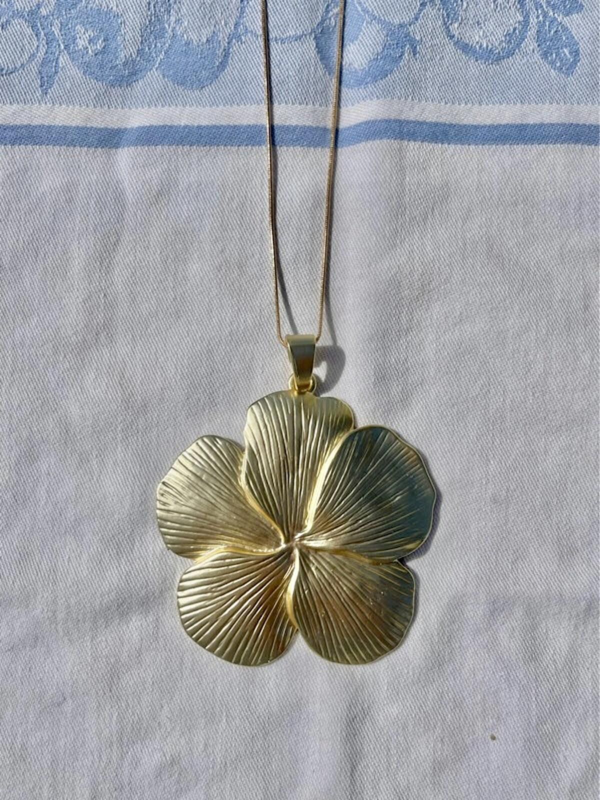 Other Gold plated hibiscus flower pendant statement necklace Size ONE SIZE - 1 Thumbnail