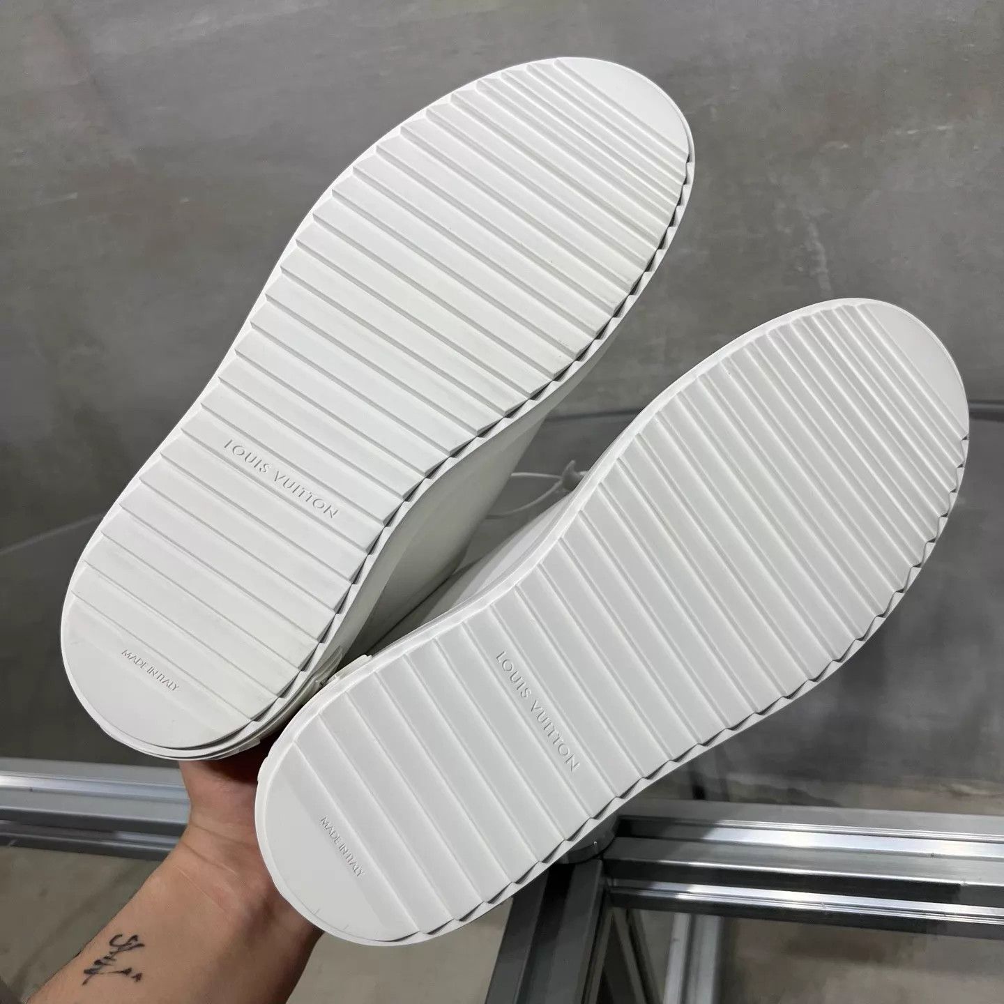 Louis Vuitton LV Time Out White Print Sneaker UK2.5/36.5 Size US 5 / IT 35 - 7 Thumbnail