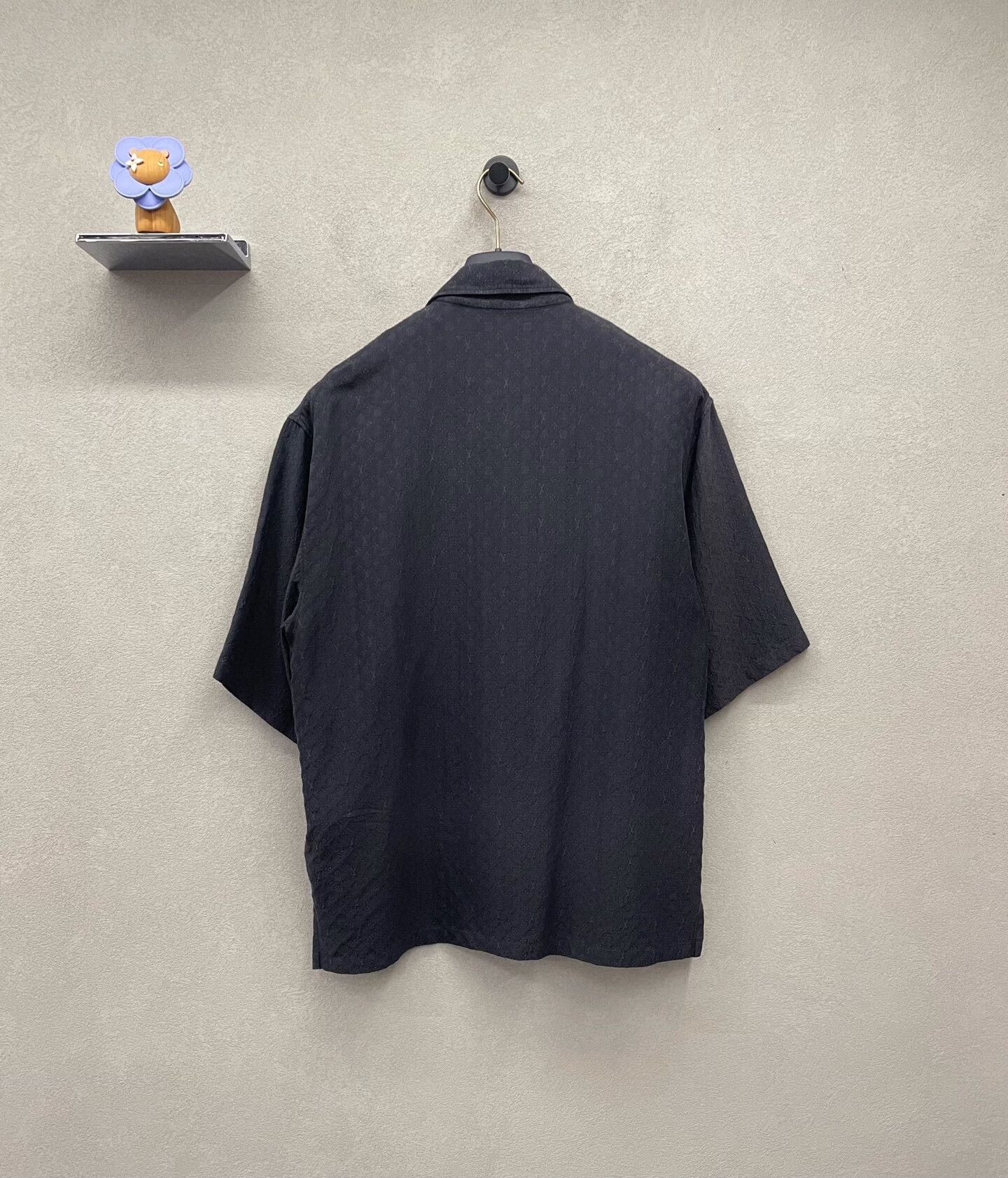 Louis Vuitton logo embossed short sleeve shirt in black Size US S / EU 44-46 / 1 - 2 Thumbnail
