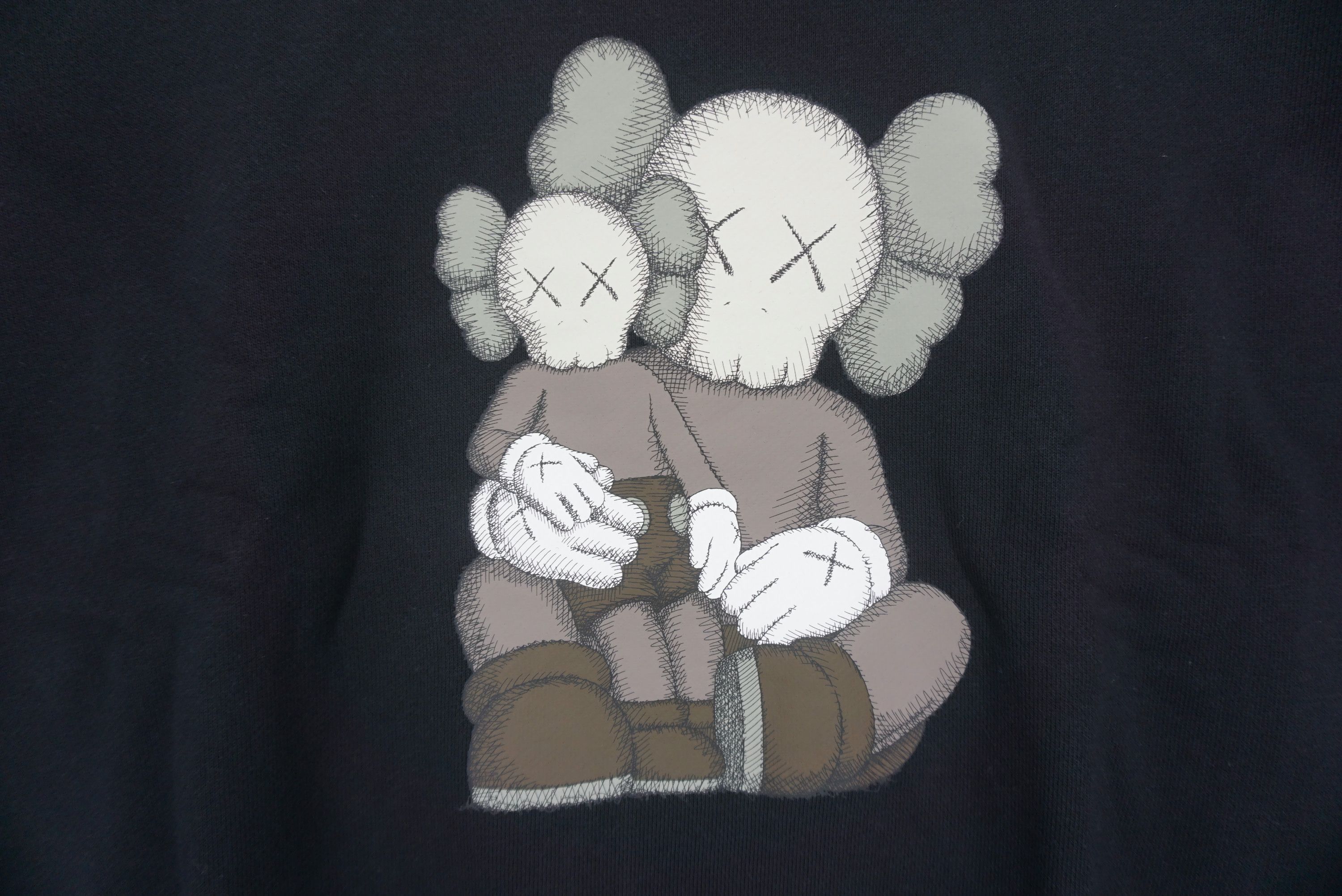 Kaws × Uniqlo Family Portrait Graphic Uniqlo x KAWS 2023 UT Sweatshirt Size US XL / EU 56 / 4 - 4 Thumbnail