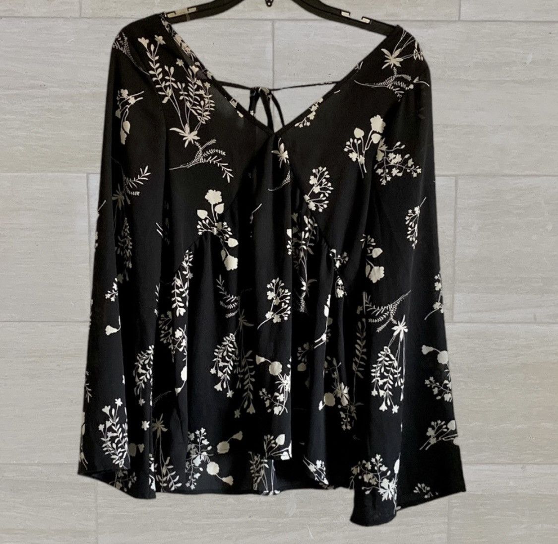 Other CHARLOTTE RUSSE OPEN BACK FLORAL BELL SLEEVE BLOUSE TOP Size S / US 4 / IT 40 - 9 Thumbnail