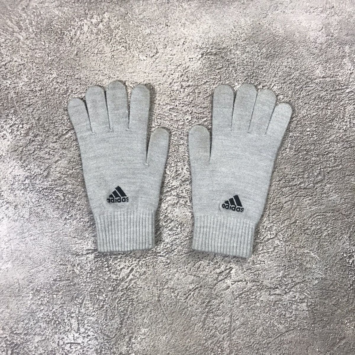 Vintage Vintage Adidas Gloves Y2K Streetwear Thrashed Grey Logo OS Size ONE SIZE - 1 Thumbnail
