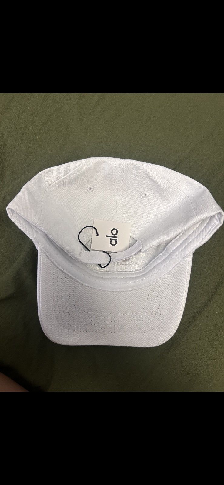 Alo Yoga Alo performance OFF DUTY CAP in white with white logo