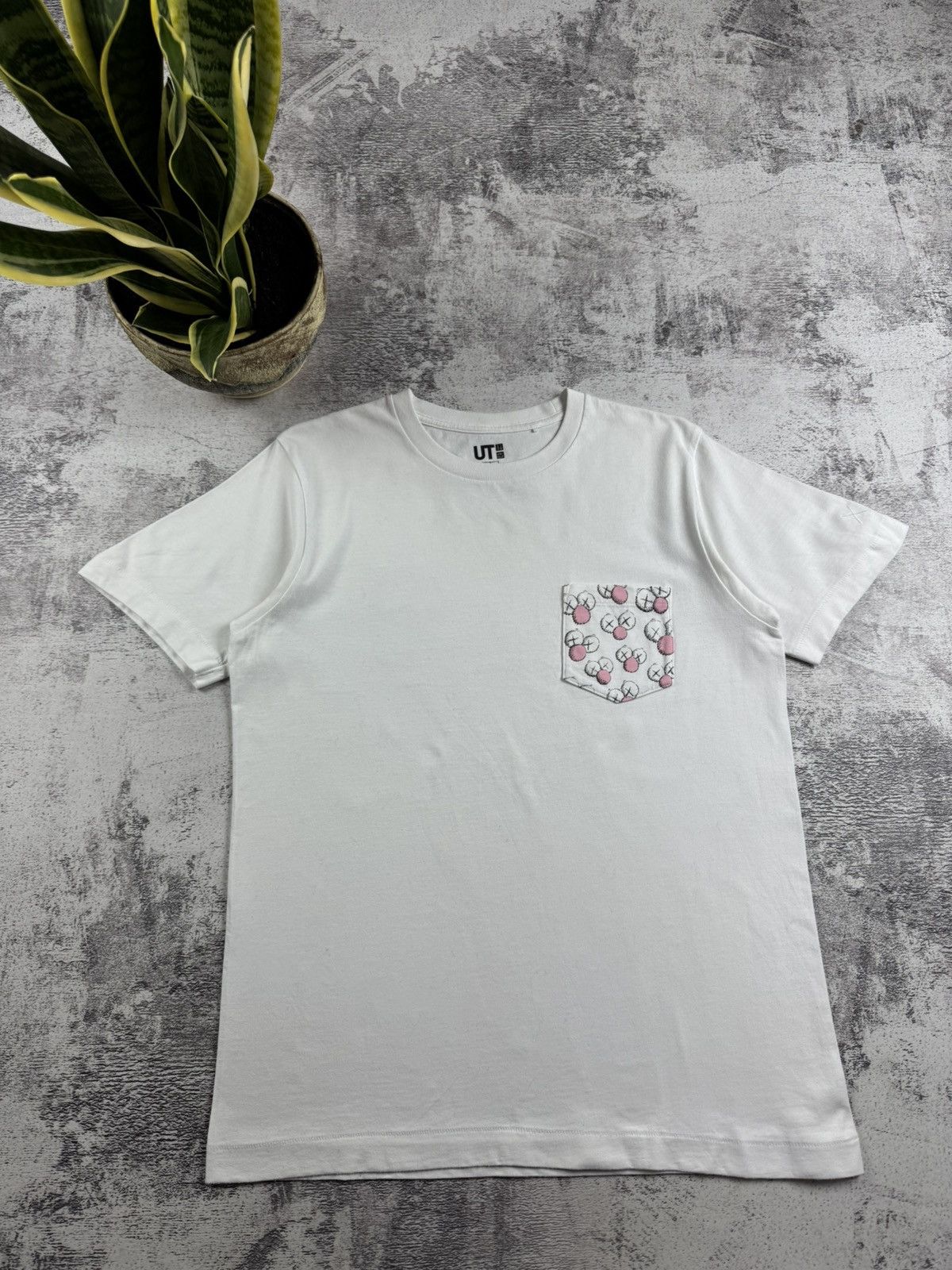 Kaws × Uniqlo KAWS Pocket Pink BFF Designer Small Cotton Jersey T Shirt Size US S / EU 44-46 / 1 - 4 Thumbnail