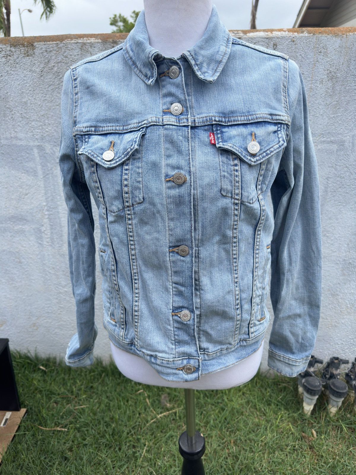 Levi's PreOwned Levi's Trucker Jacket Women's L Blue Denim Size L / US 10 / IT 46 - 1 Thumbnail