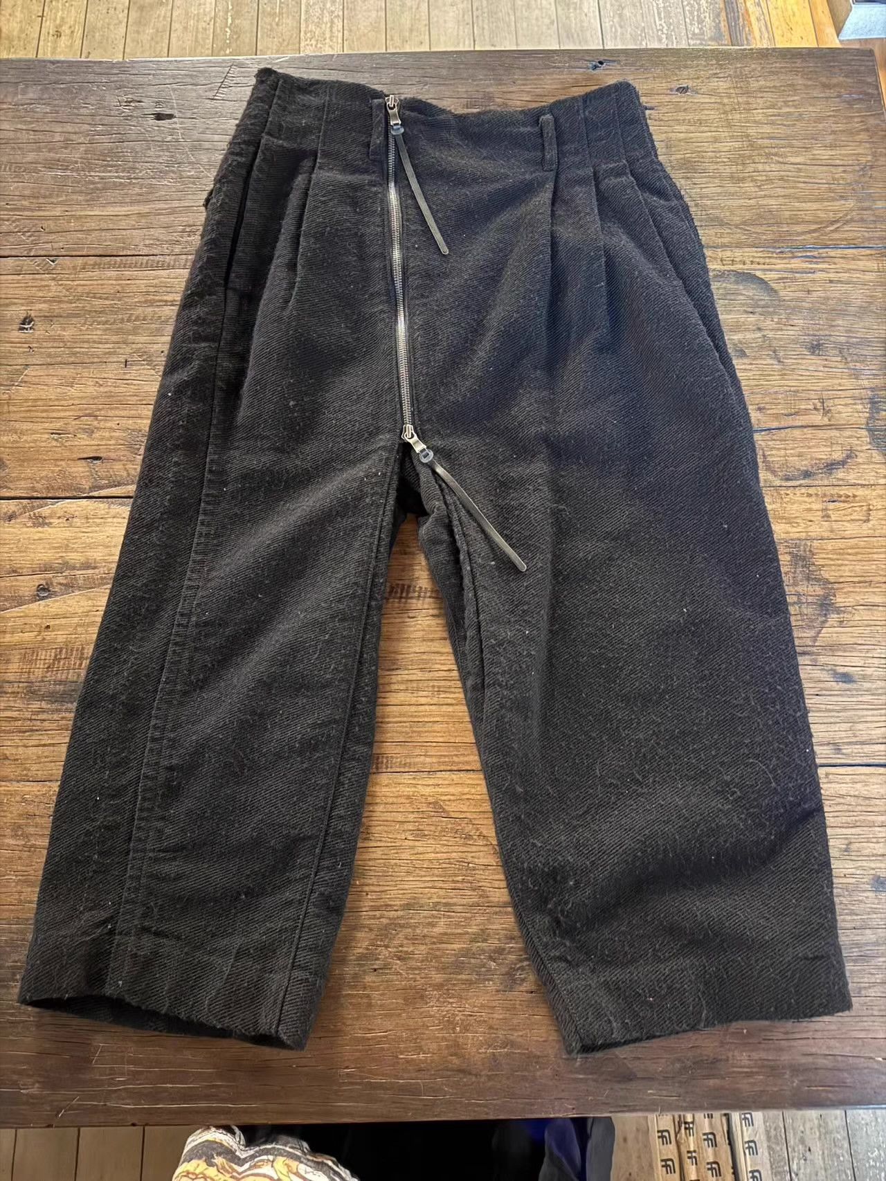 The Viridi-anne The Viridi‑Anne15FW capri pants with diagonal zipper. Ｑ25 Size US 34 / EU 50 - 1 Thumbnail