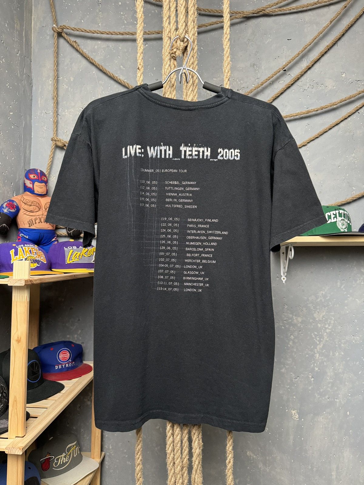 ミュージシャン Nine inch nails 2005 vintage tee s-l400.jpg