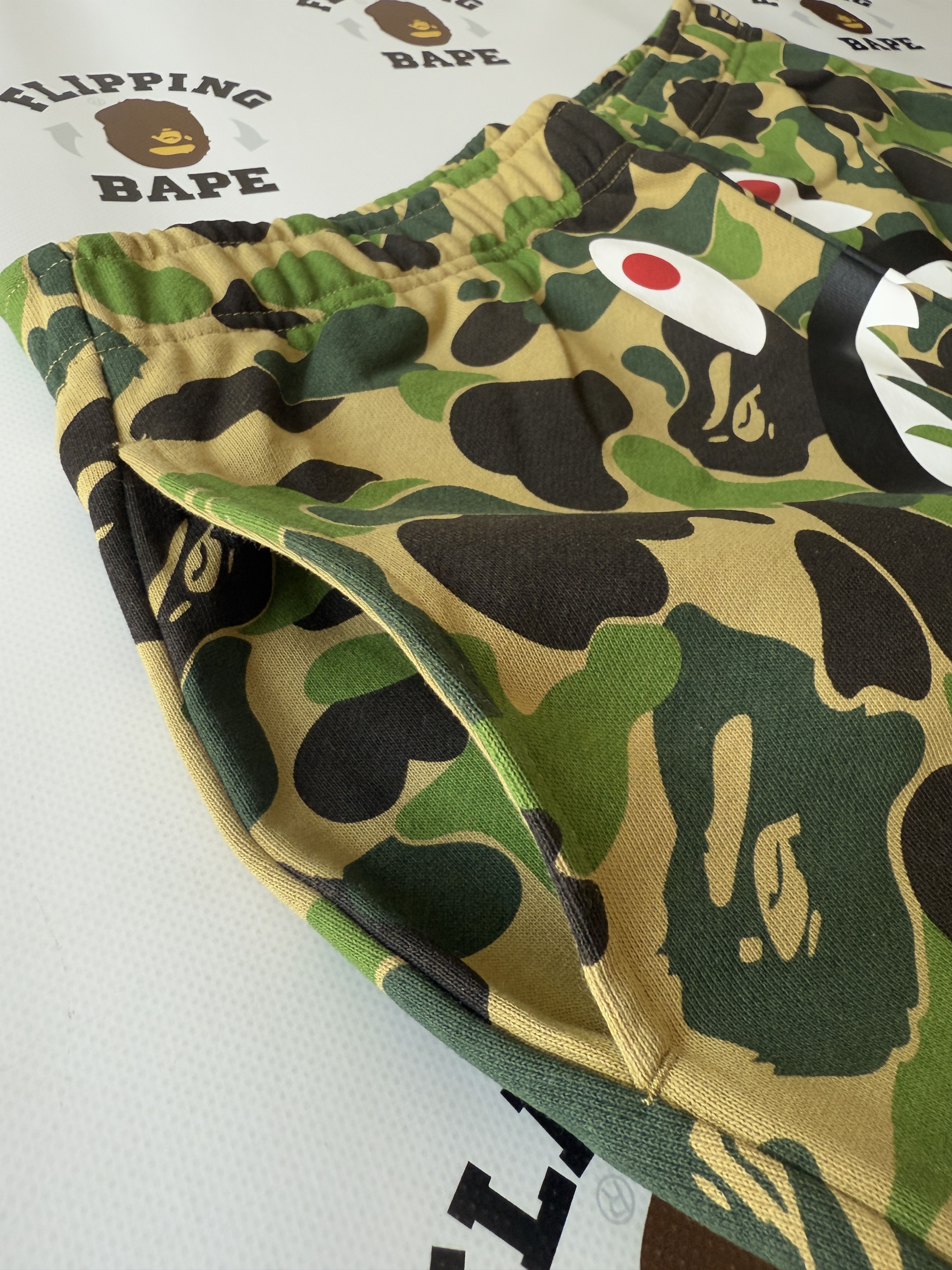 Bape BAPE ABC CAMO SHARK SWEAT SHORTS Size US 34 / EU 50 - 5 Thumbnail