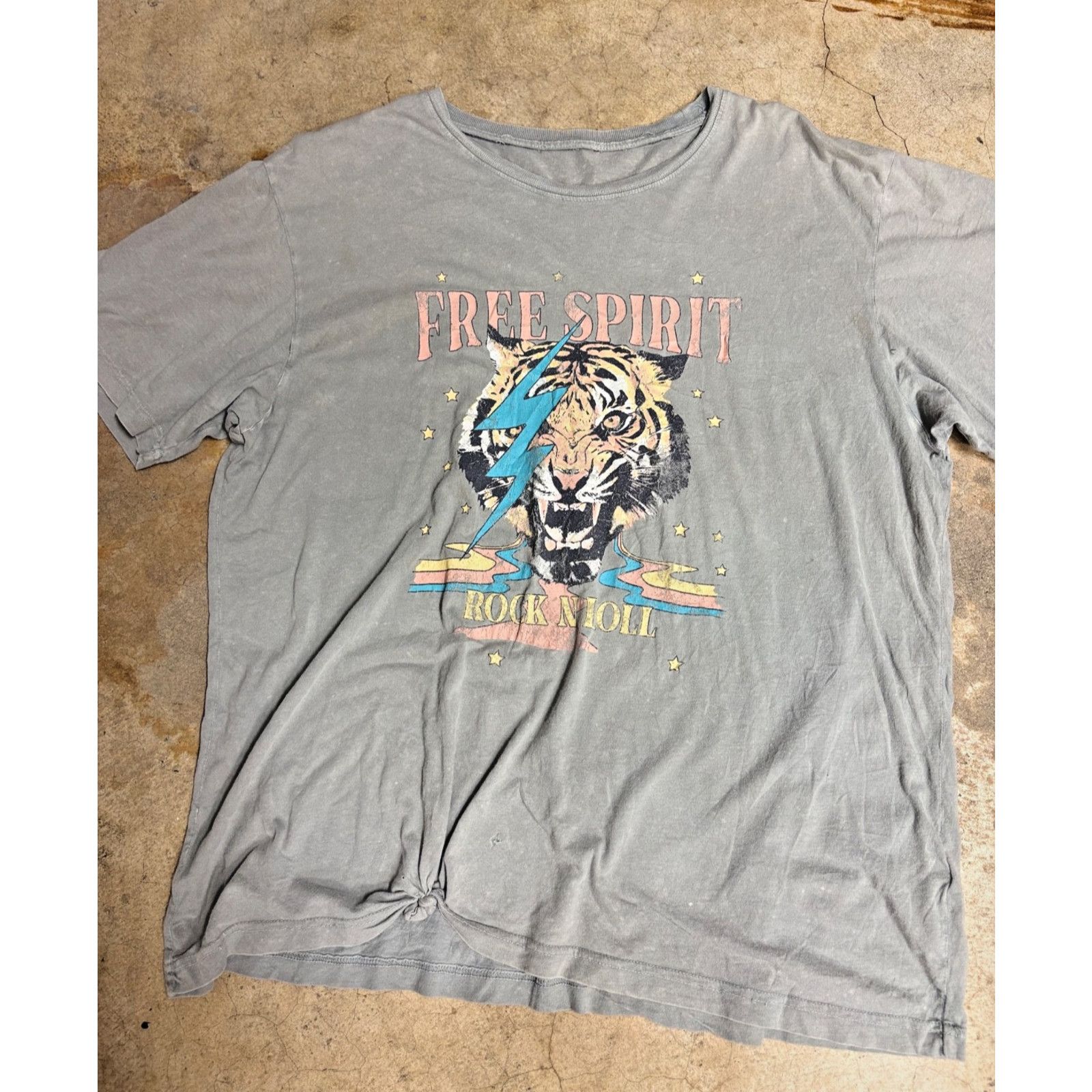 Vintage Vintage x Retro Women's Free Spirit Tiger Graphic T-Shirt Size M / US 6-8 / IT 42-44 - 1 Thumbnail