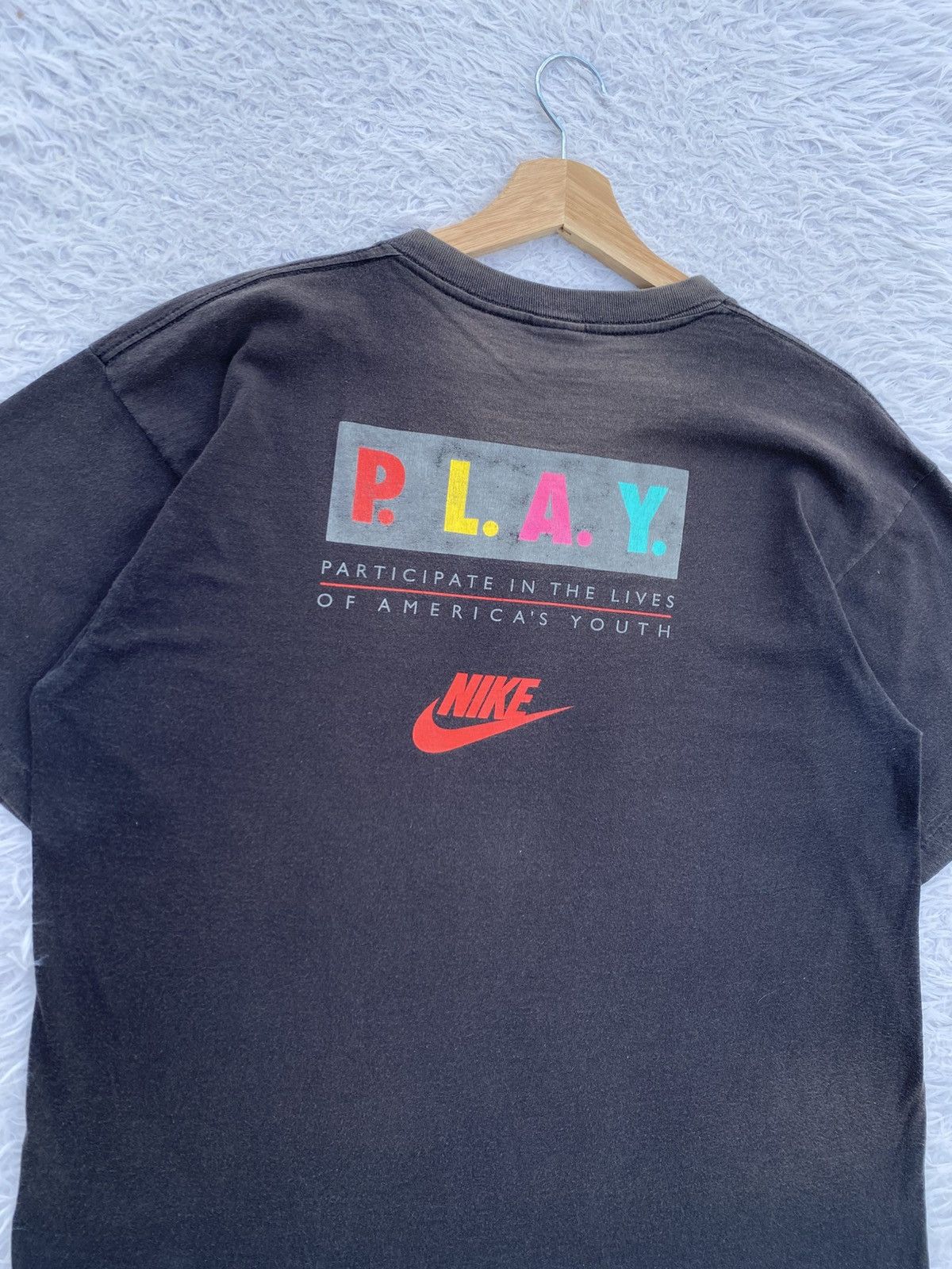 Nike Rare Vintage 90s NIKE Swoosh Logo Tshirt Size US L / EU 52-54 / 3 - 5 Thumbnail