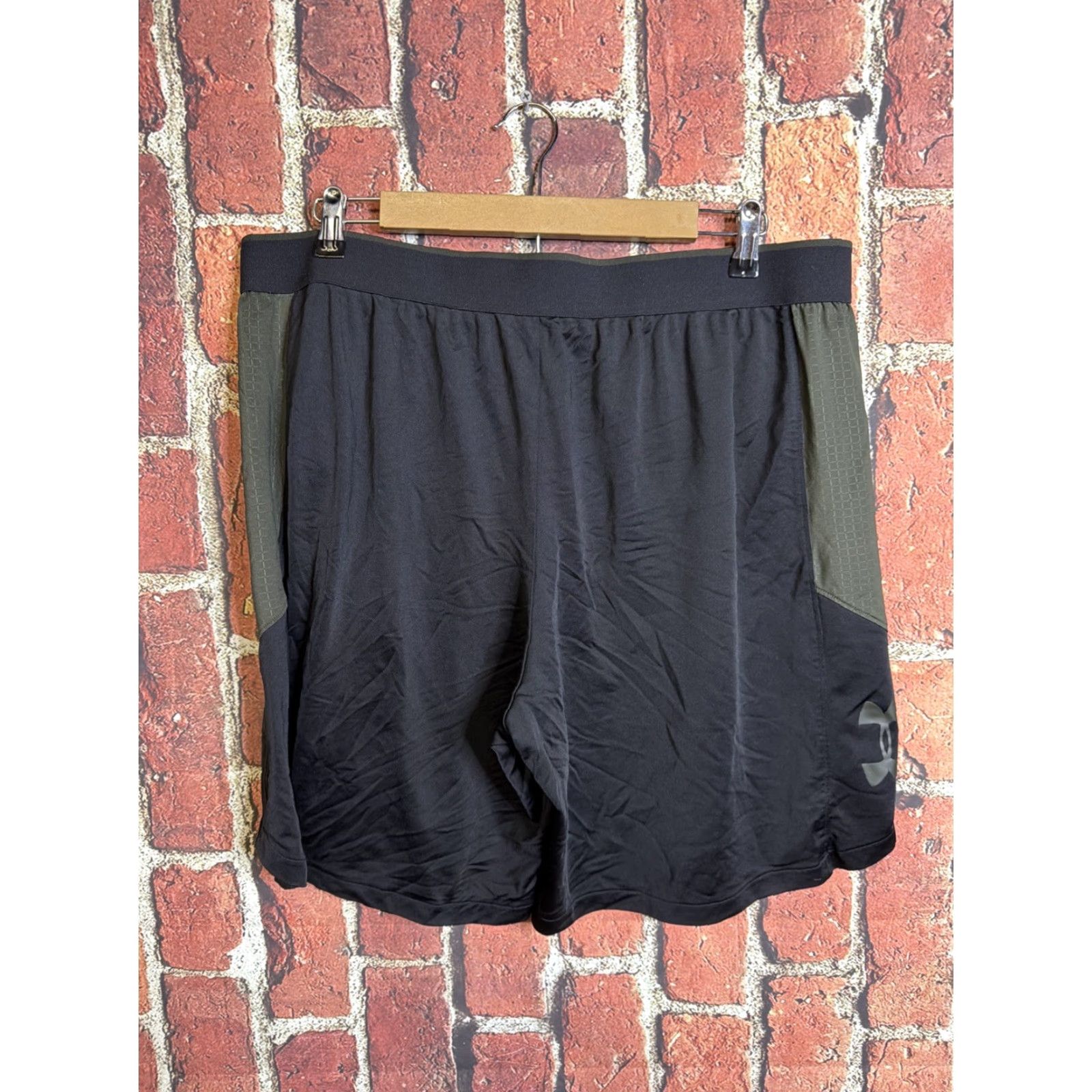 Under Armour Men's Under Armour Shorts Athletic 2XL Black Green Fitted Regular Elastic Waist Lightweight Size US 39 - 3 Thumbnail