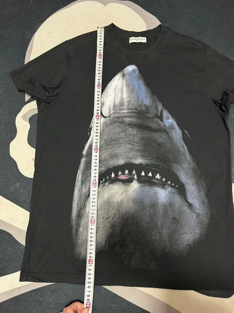 Givenchy Givenchy Short-sleeved T-shirt with a classic shark design Size US XS / EU 42 / 0 - 6 Thumbnail