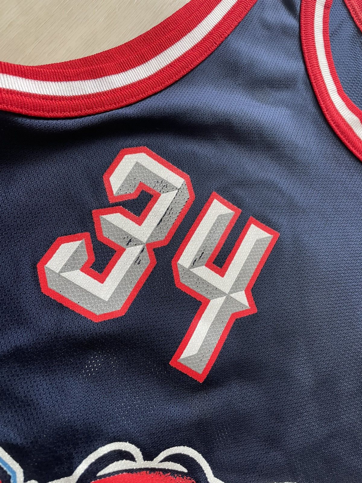 Champion × Vintage Vintage Houston Rockets Hakeem Olajuwon Champion #34Size 40 Size US M / EU 48-50 / 2 - 2 Thumbnail