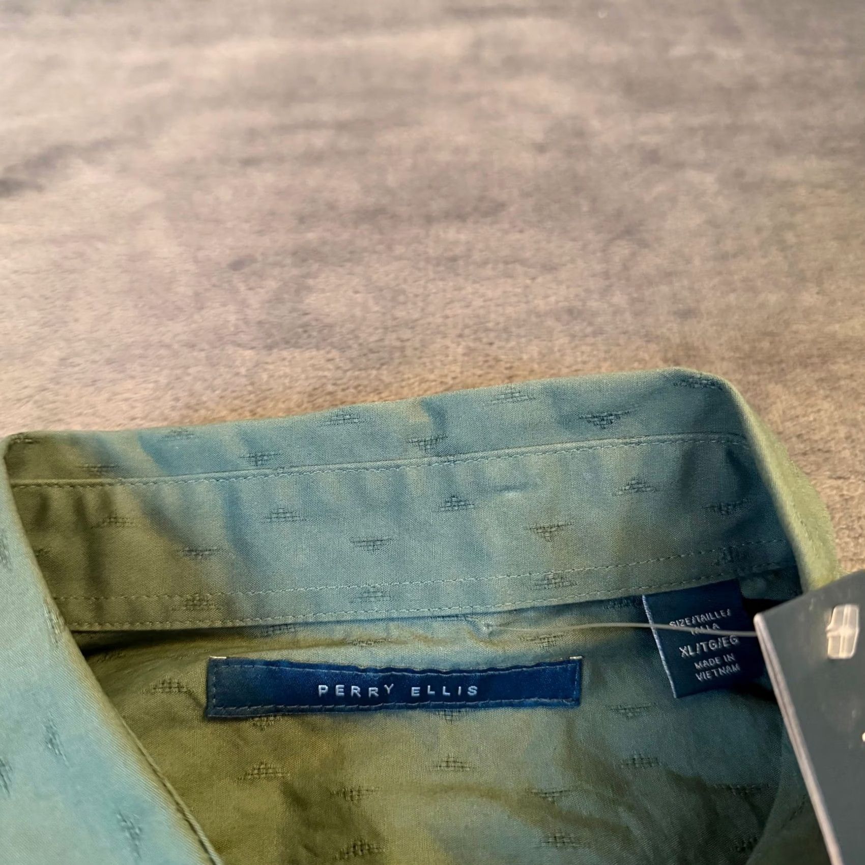 Perry Ellis Perry Ellis Untucked Shirt Button-Up Mens XL Green Geometric Textured Shortlisted Untucked Length Casual Business Casual NWT Size US XL / EU 56 / 4 - 2 Thumbnail