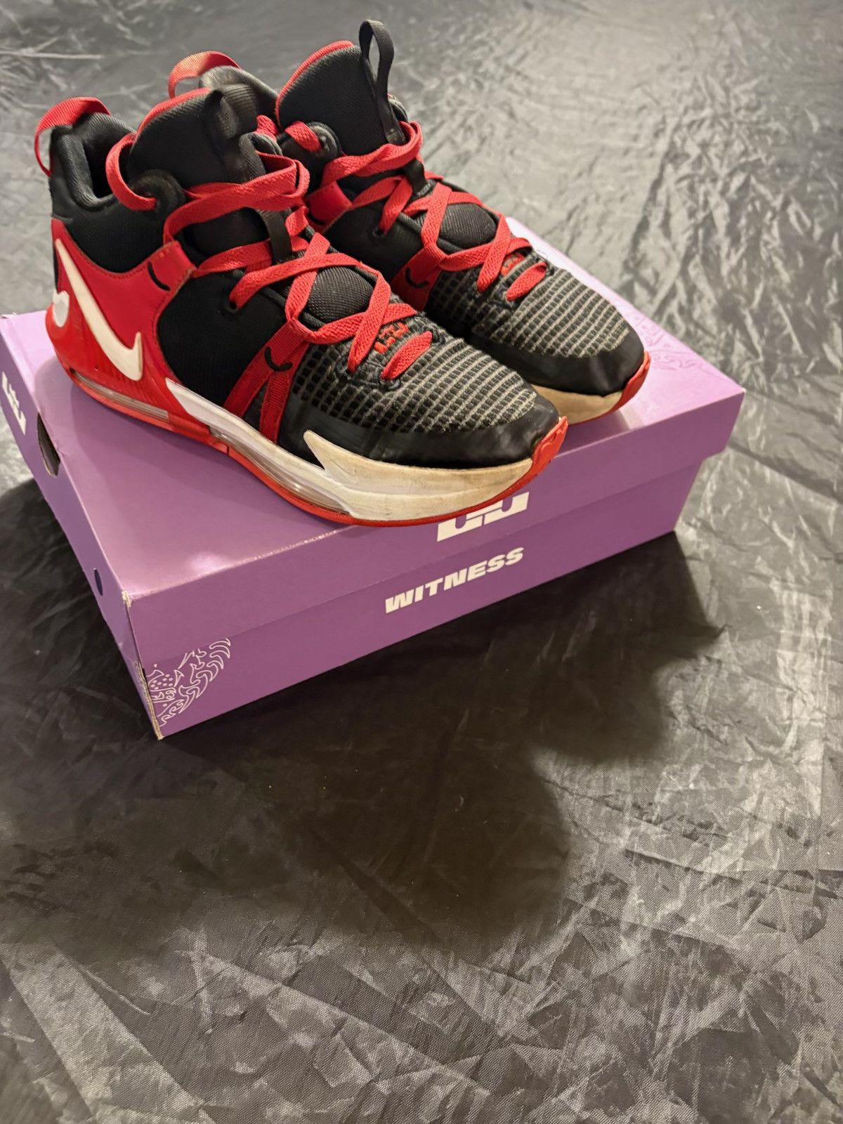 Nike LeBron Witness 7 Breds (6.5 Gradeschool) Size US 6.5 / EU 39-40 - 4 Thumbnail