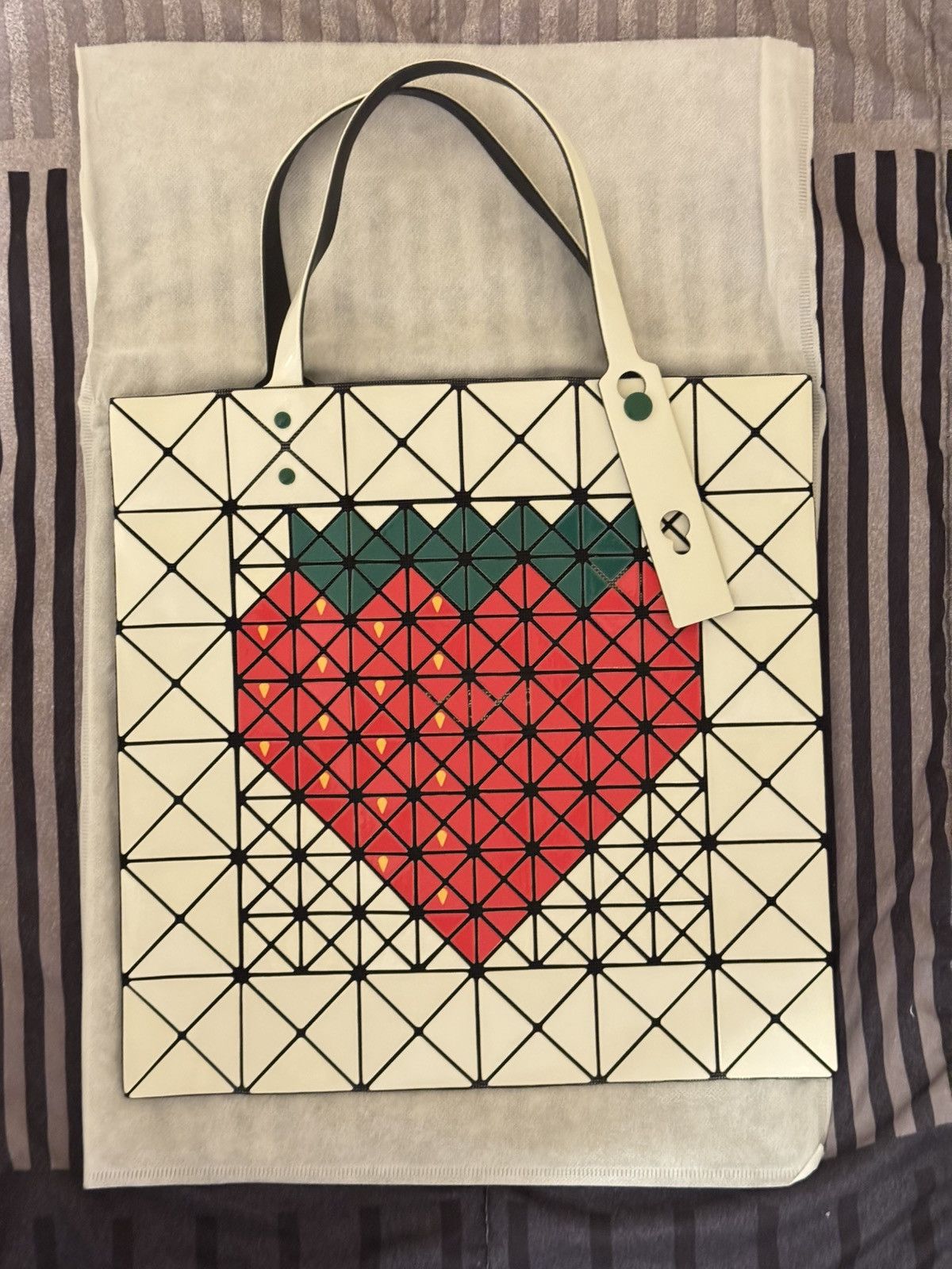 Issey Miyake Bao Bao ISSEY MIYAKE BAO BAO - FRUITS (STRAWBERRY) Size ONE SIZE - 1 Thumbnail