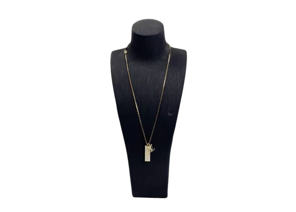 Louis Vuitton Gold Pendant Necklace with Chain Size ONE SIZE - 1 Thumbnail