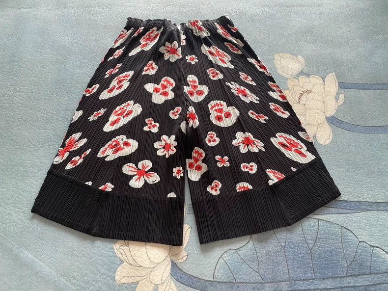 Other Issey Miyake size:5 Red and white printed black shorts Size 31" - 3 Thumbnail