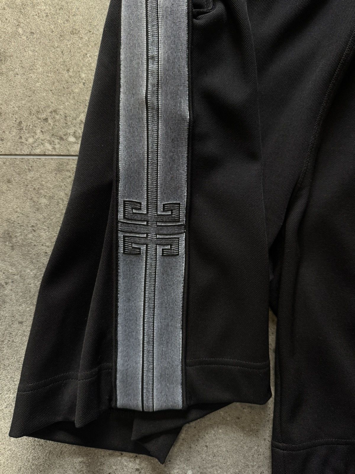 Givenchy GIVENCHY MENS BLACK SHORTS SIZE L Size US 36 / EU 52 - 2 Thumbnail