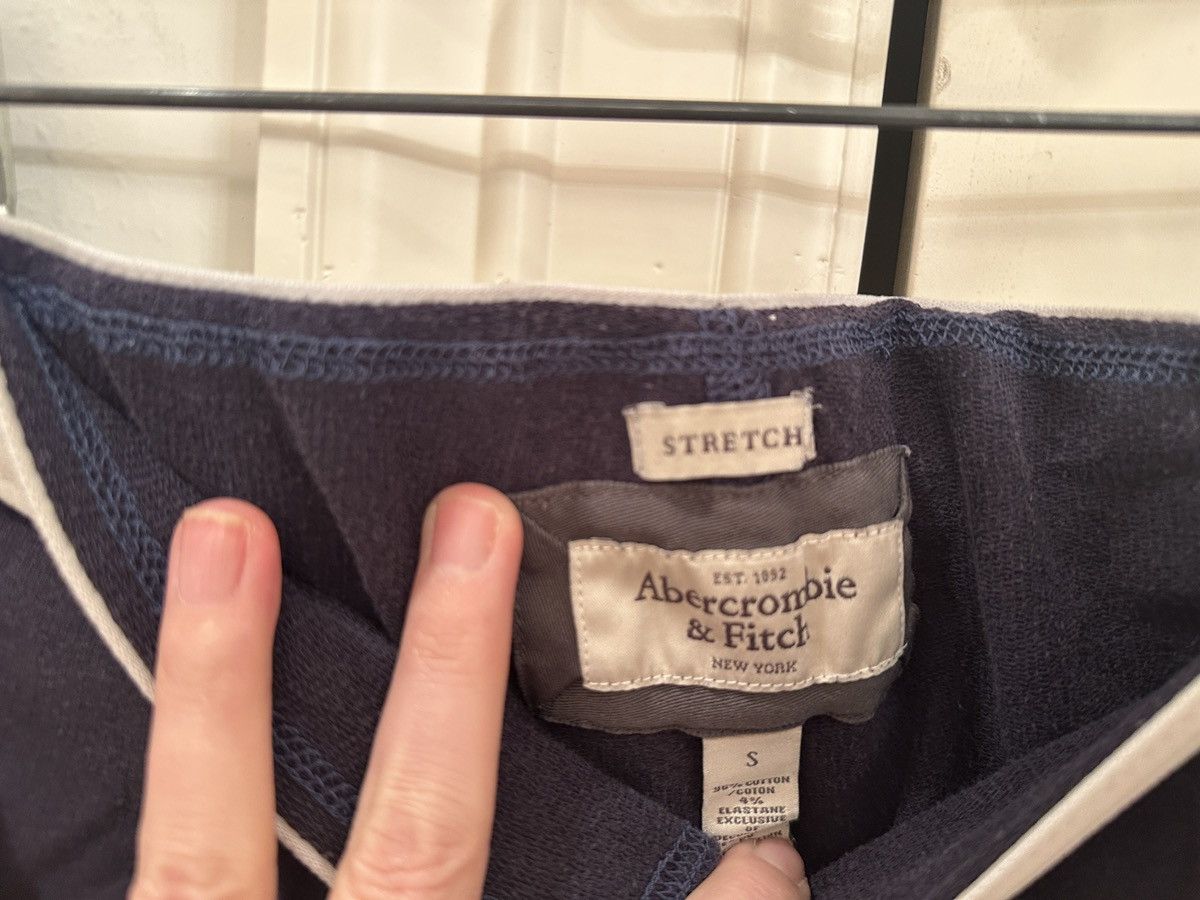 Abercrombie & Fitch Women’s Abercrombie & Fitch navy blue and white shorts, S Size 27" / US 4 / IT 40 - 4 Thumbnail