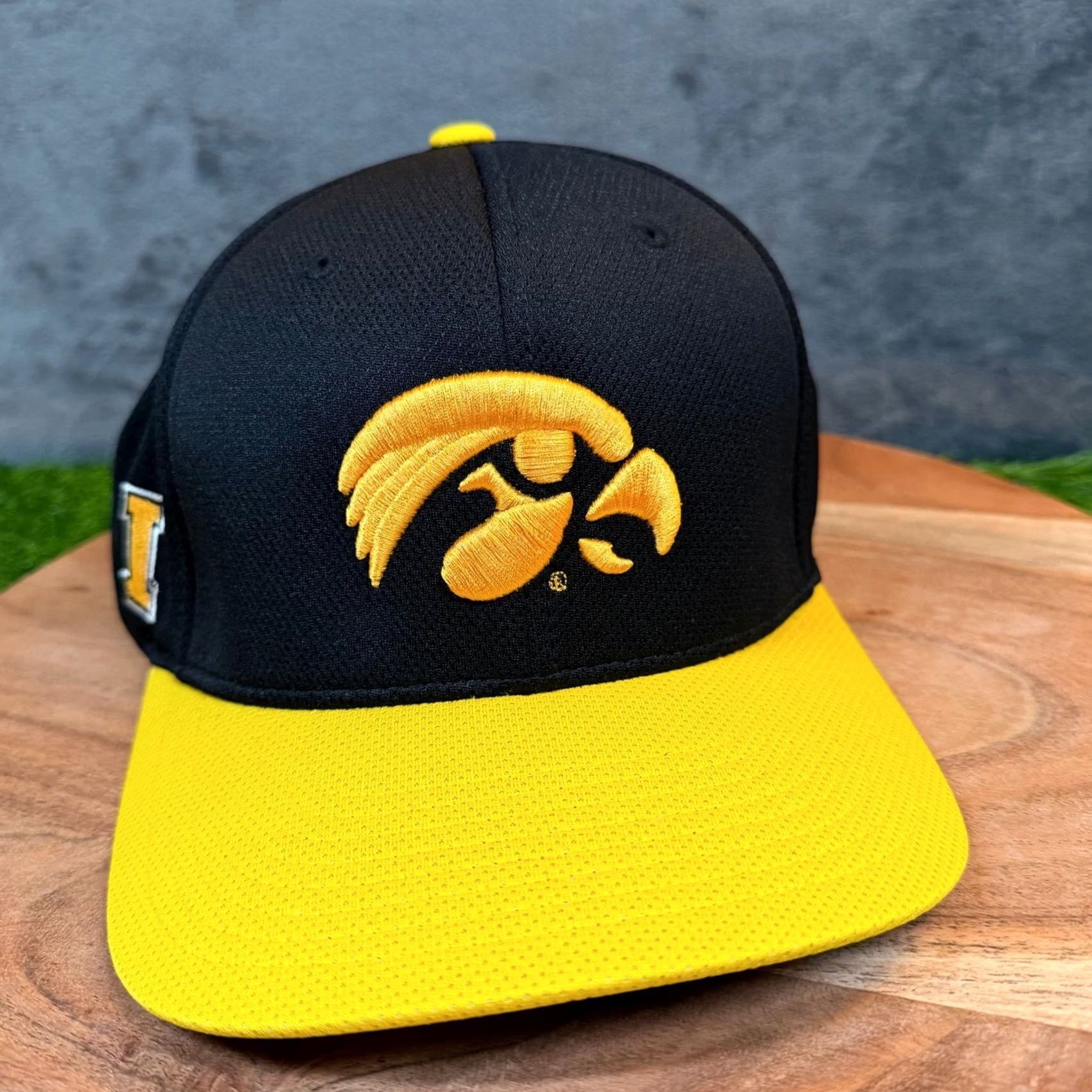 Top Of The World Top of the World Iowa Hawkeyes Flexfit Hat Black Yellow NCAA Cap Adult M/L New Size US M / EU 48-50 / 2 - 2 Thumbnail