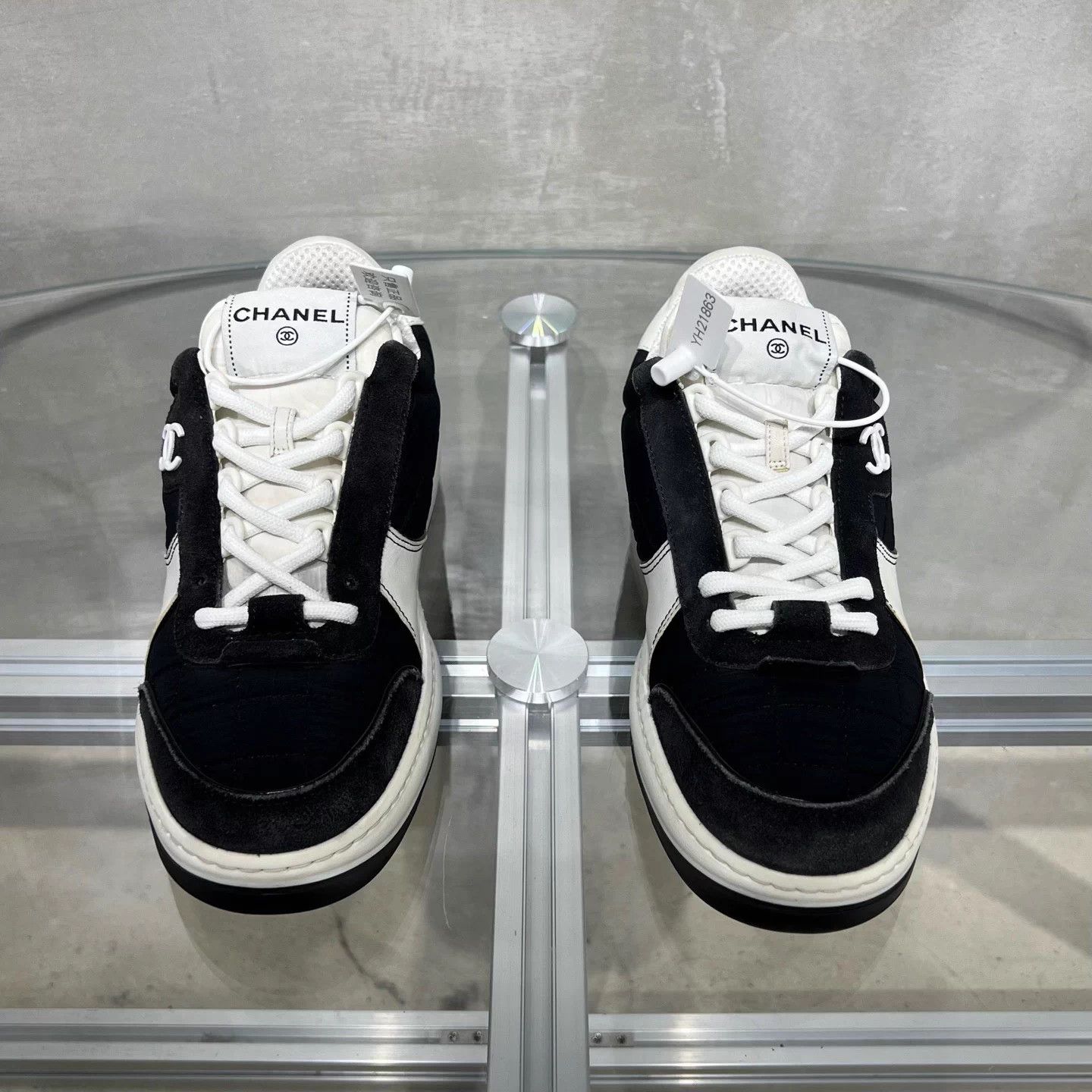 Chanel CHANEL logo leather low-top black/white EUR38 sneakers Size US 7 / IT 37 - 1 Thumbnail