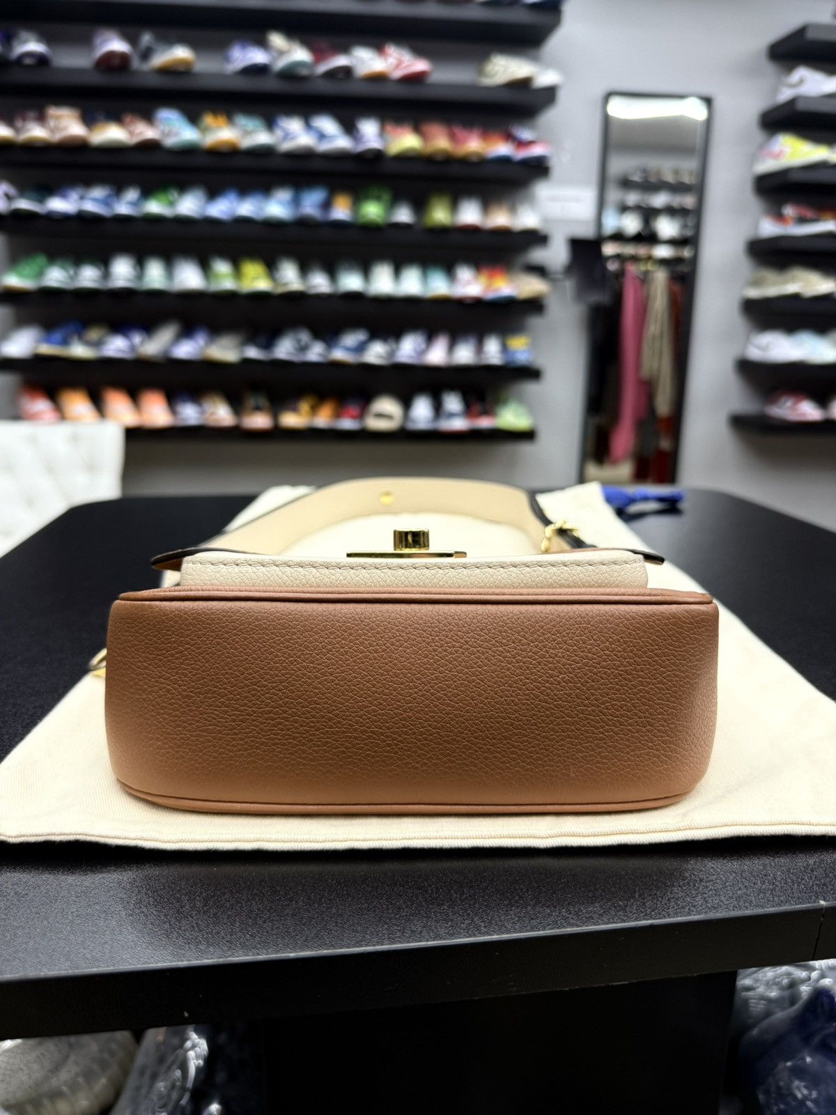 Louis Vuitton AUTHENTIC Louis Vuitton Lockme Tender Calfskin Leather Bag Size ONE SIZE - 5 Thumbnail