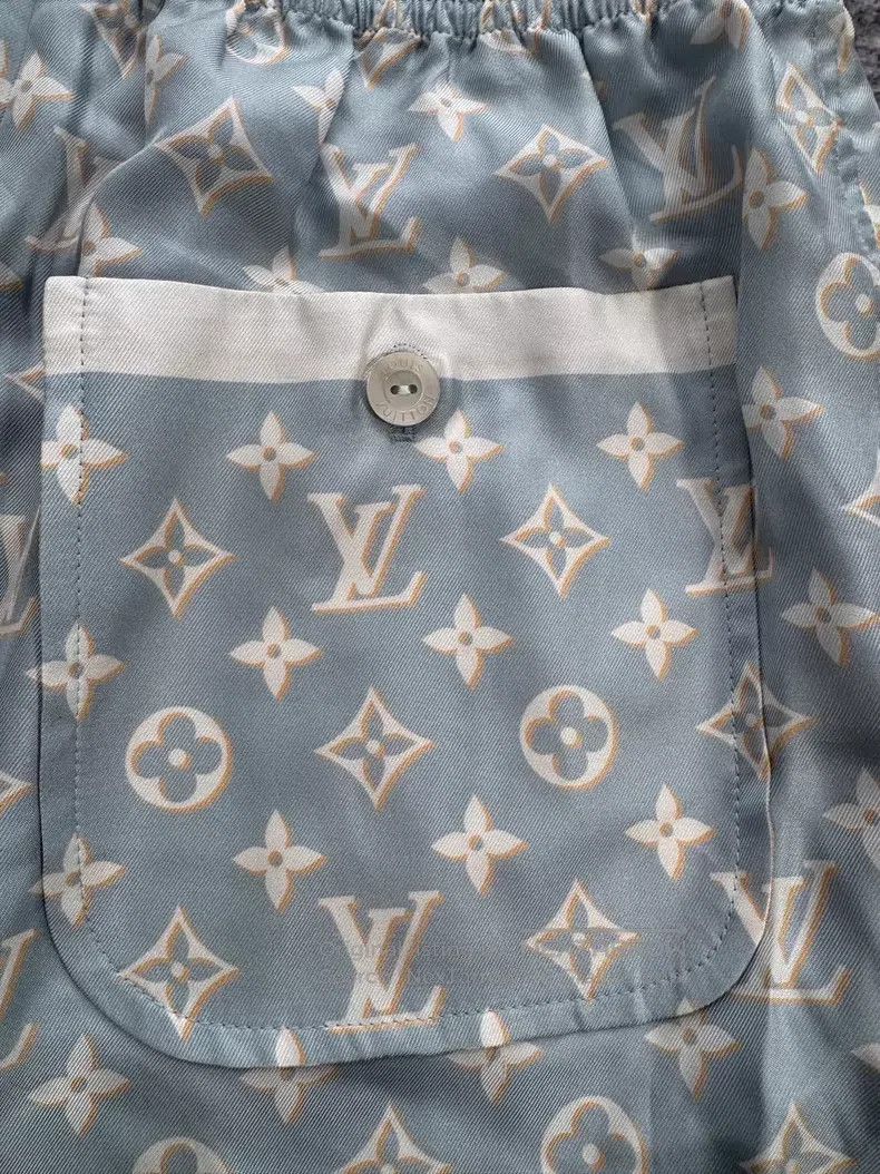 Louis Vuitton Louis Vuitton Presbyopia full print mulberry silk shorts Size US 34 / EU 50 - 4 Thumbnail