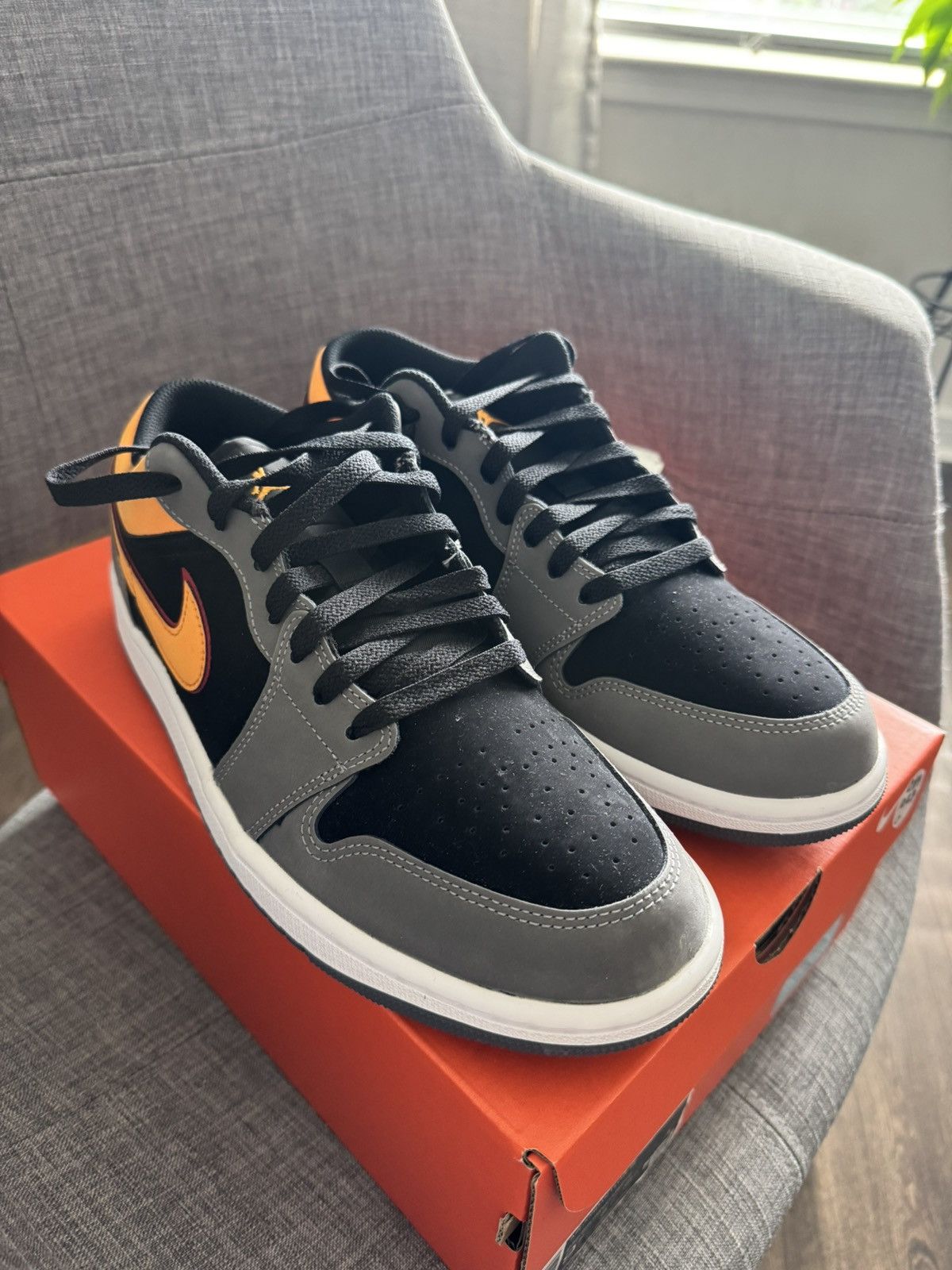 Jordan Brand Air Jordan 1 Low SE Size US 9.5 / EU 42-43 - 2 Thumbnail