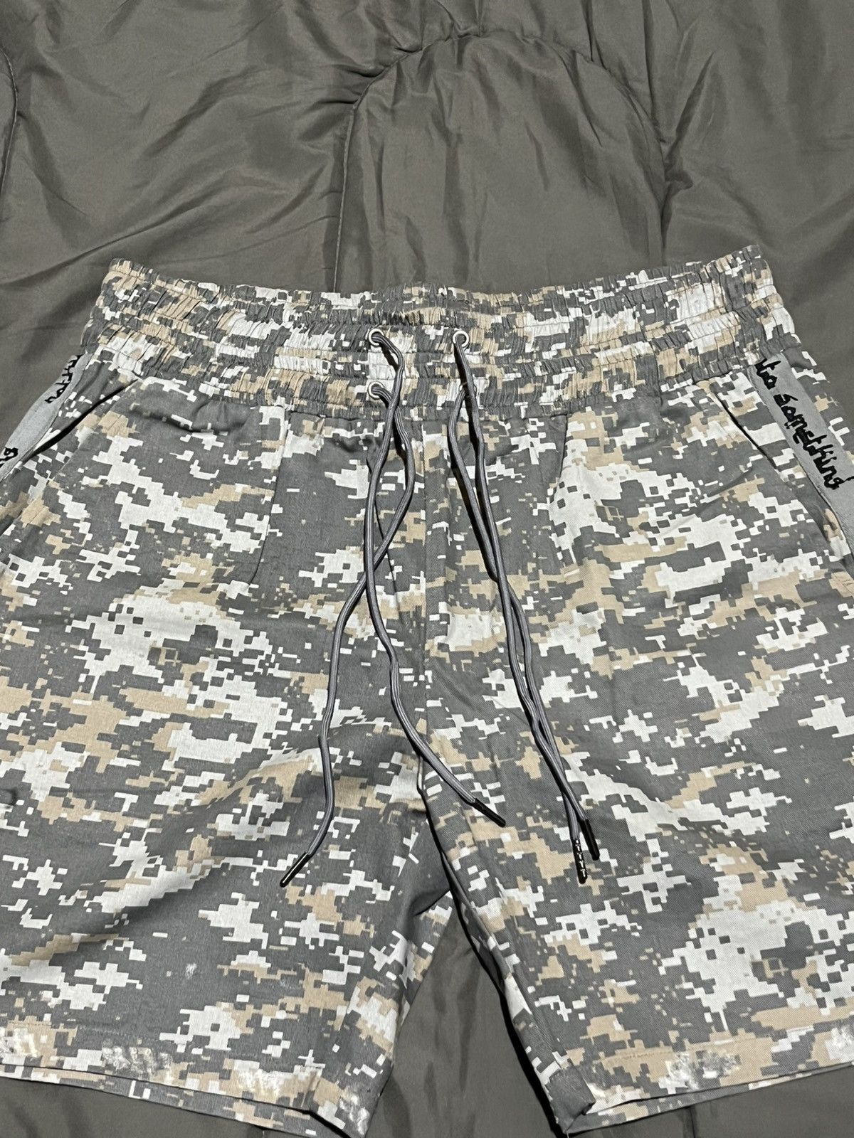 Other Nothing Into Something Double-Waisted Camo Short Size US 34 / EU 50 - 2 Thumbnail