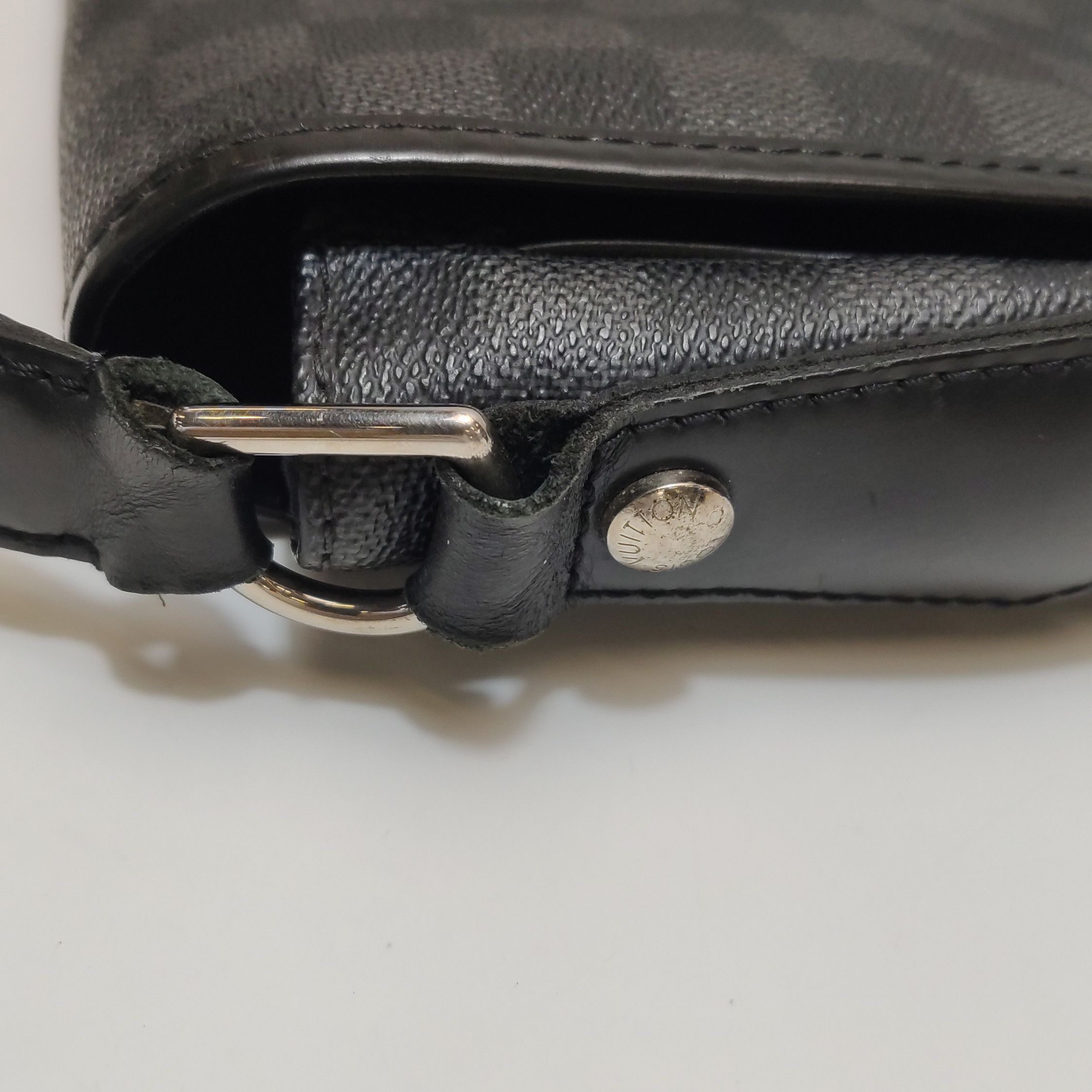 Louis Vuitton Louis Vuitton (LV) District leather checkerboard flap messe Size ONE SIZE - 3 Thumbnail