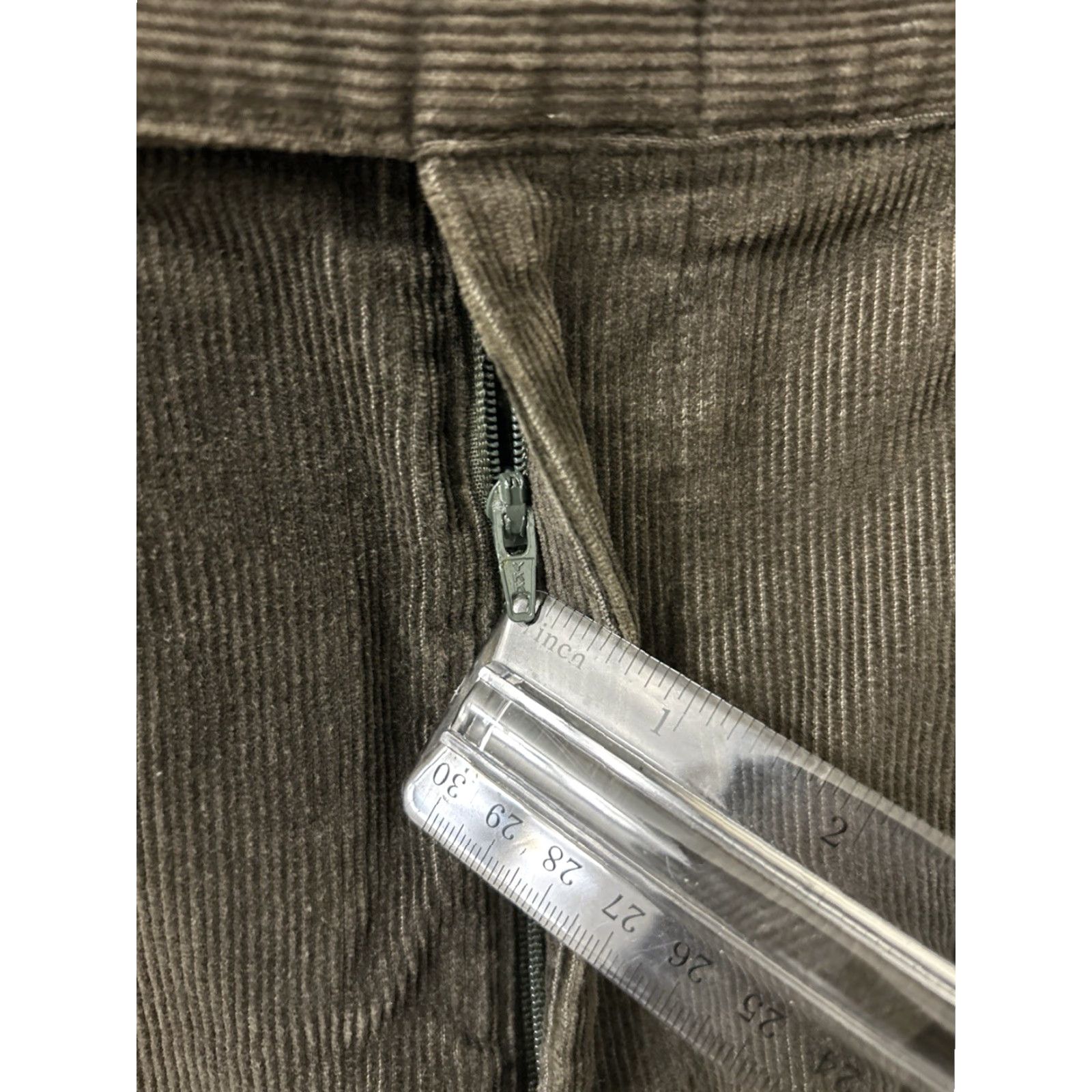 Tommy Hilfiger VINTAGE Tommy Hilfiger Corduroy Pants Mens 34x34 Brown Pleated Cuffed YKK Pants Mens Regular Brown Corduroy Pleated Logo Embroidered Size US 34 / EU 50 - 7 Thumbnail