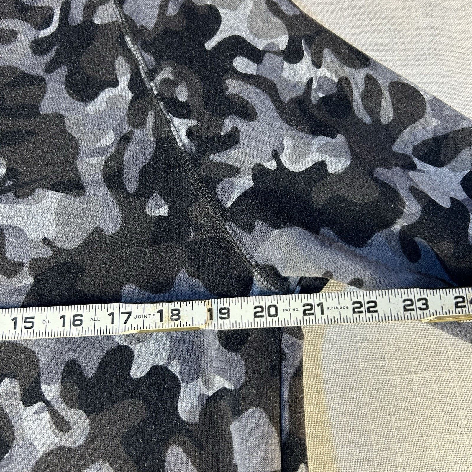 Nike Nike Women Sweatshirt Medium Gray Camo Scoop Neck Pullover Size M / US 6-8 / IT 42-44 - 7 Thumbnail