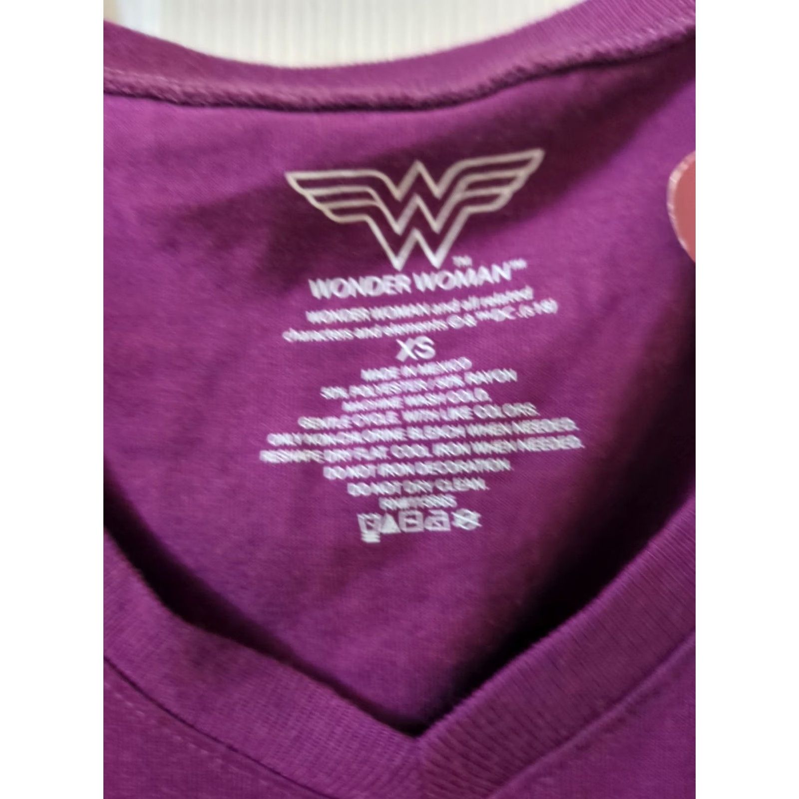 DC Comics VINTAGE DC Comics WONDER WOMAN T-Shirt Officially Licensed NWT XS maroon Short Sleeve Graphic Tee Juniors Teens Women's Mens Size XS / US 0-2 / IT 36-38 - 3 Thumbnail
