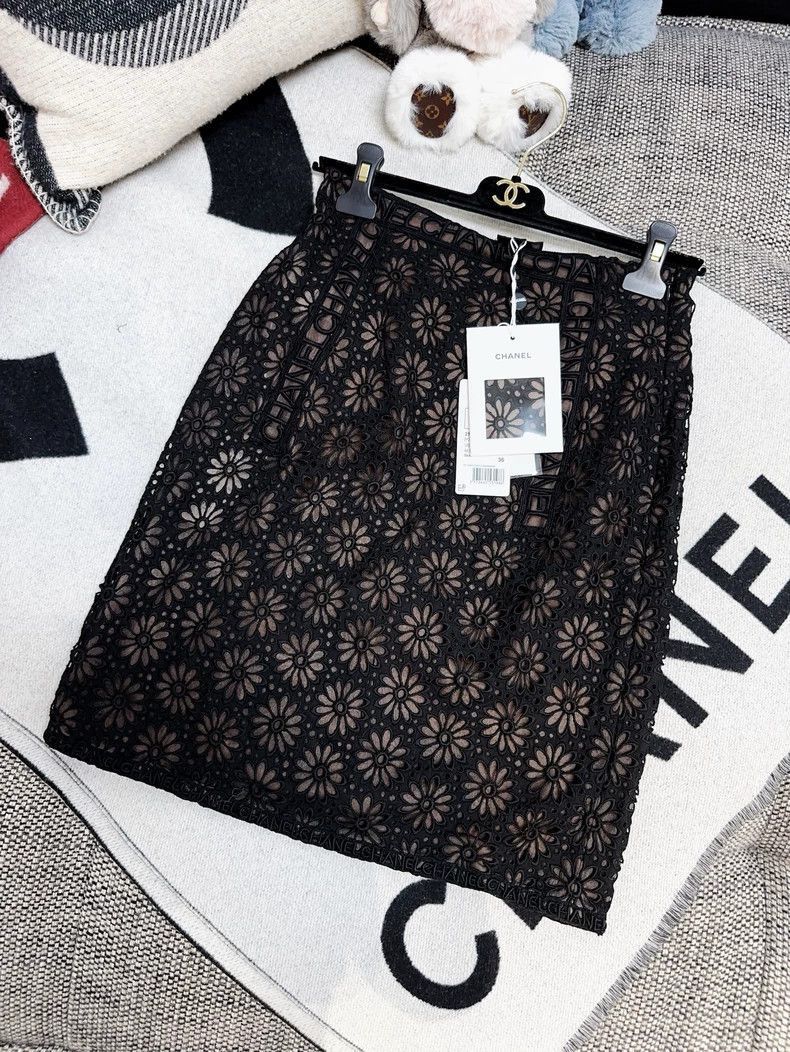 Chanel Chanel Black Daisy Lace Mini Skirt Size 35" - 7 Thumbnail