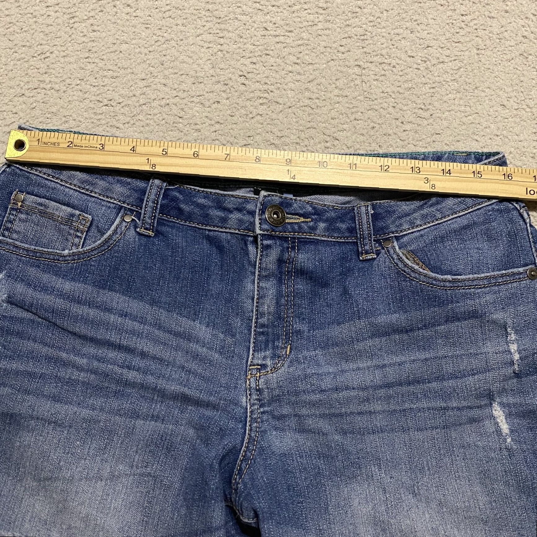 Apt. 9 Apt. 9 Shorts Womens 10 Blue Denim Medium Wash Modern Distress Cut Off Inseam 4" Size 32" / US 10 / IT 46 - 6 Thumbnail
